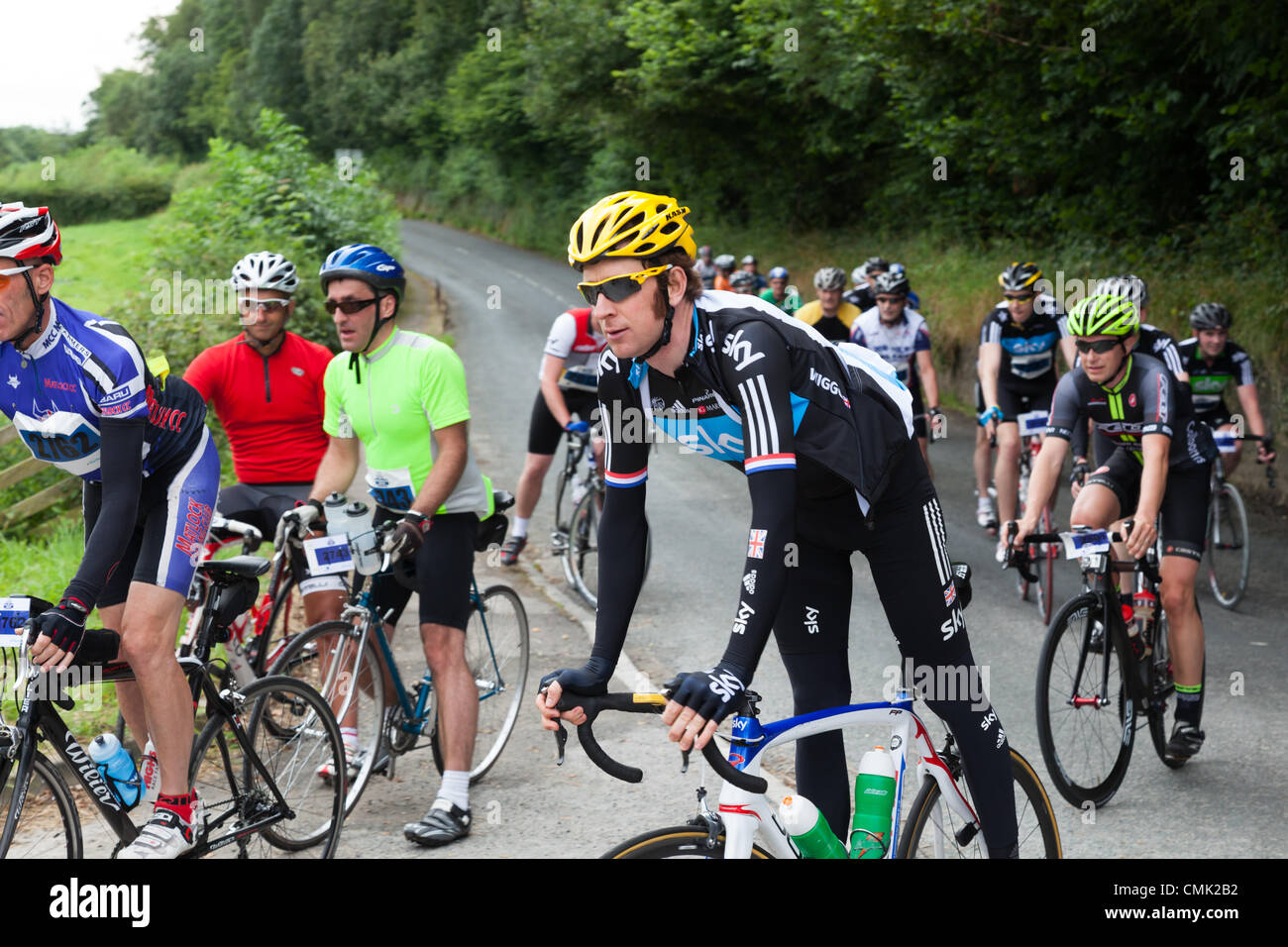 Bradley Wiggins, recente vincitore del Tour de France e il Campione olimpionico, arrivando a Wray in Lancashire, Regno Unito, sul suo giro inaugurale con Brad sportive in aiuto dei Bradley Wiggins Foundation domenica 19 agosto 2012. Foto Stock