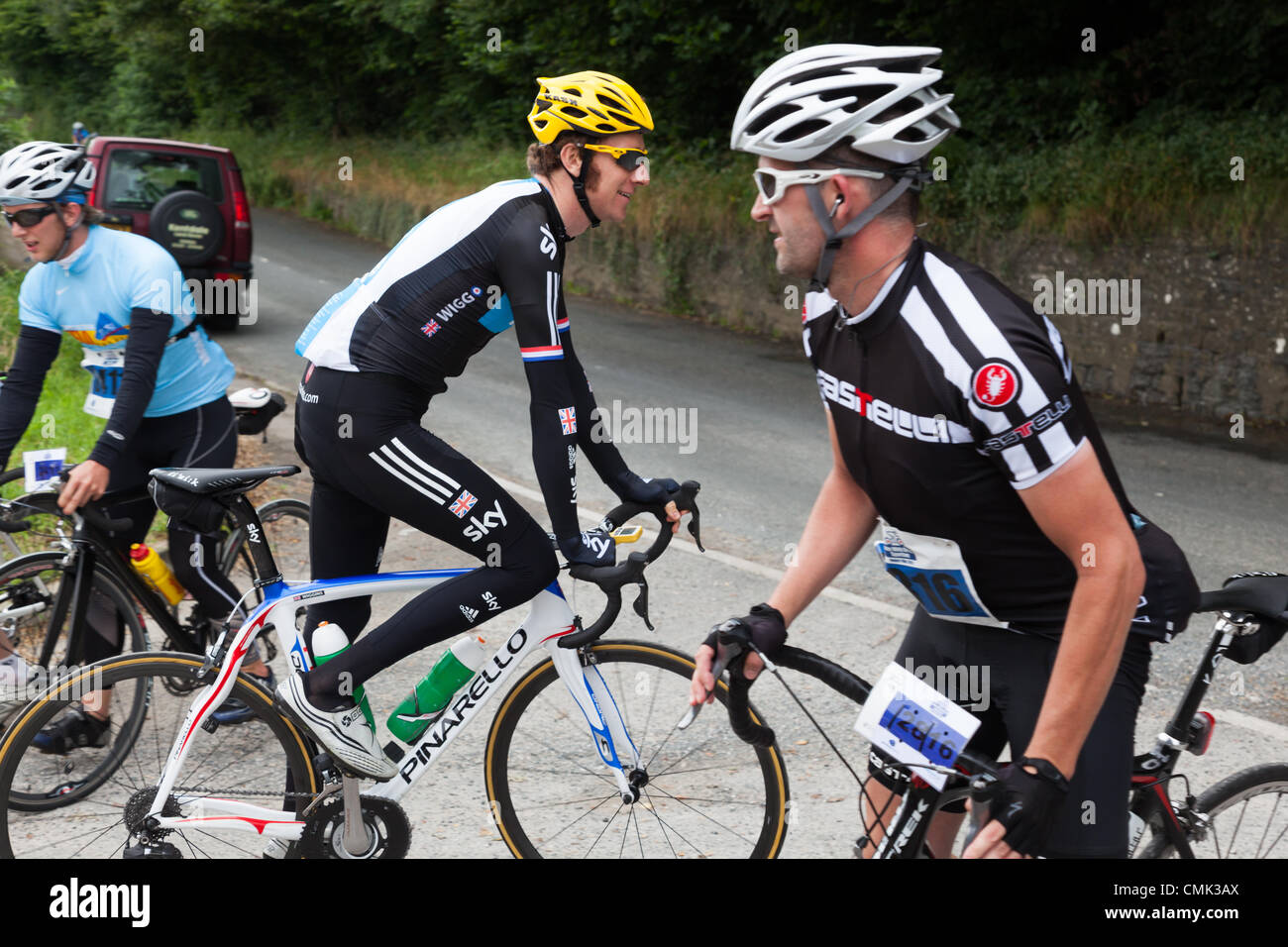 Bradley Wiggins, recente vincitore del Tour de France e il Campione olimpionico, lasciando Wray in Lancashire, Regno Unito, sul suo giro inaugurale con Brad sportive in aiuto dei Bradley Wiggins Foundation domenica 19 agosto 2012. Foto Stock