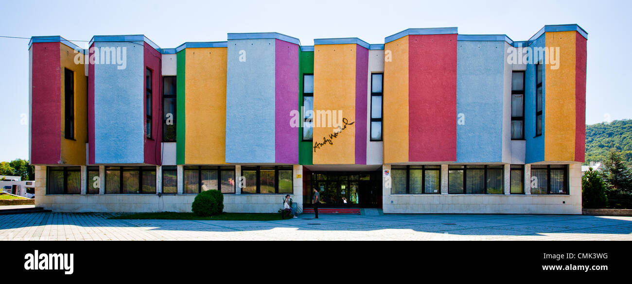 Agosto 19, 2012 Medzilaborce, Slovacchia, l Europa - Andy Warhol il museo di arte moderna, aperta nel 1991, che contiene molti artwo Foto Stock