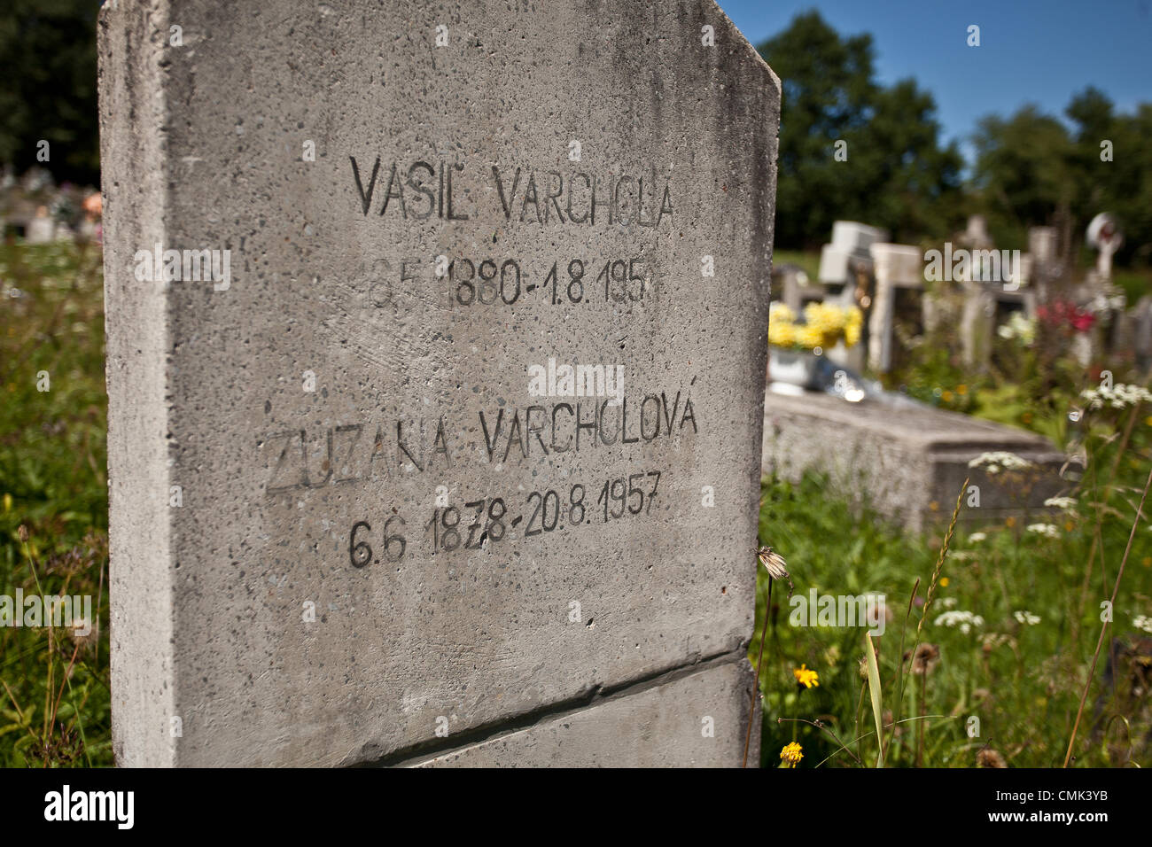 Agosto 19, 2012 Miková, Slovacchia, Europa - la pietra tombale nel villaggio ancestrale dell'artista americano Andy Warhol di cui i genitori erano di classe operaia rutena emigranti dalla Mikó (ora chiamato Miková), si trova oggi nel nord-est della Slovacchia. Nel cimitero si possono trovare molte tombe di persone con nomi identici al nome originale di Andy Warhol (Varchola). Alcuni di essi sono probabilmente parenti lontani dell'artista e il resto di tombe di dimostrare che questo nome era molto popolare in questo villaggio. Il comune ha una popolazione di circa 158 persone ora. Foto Stock