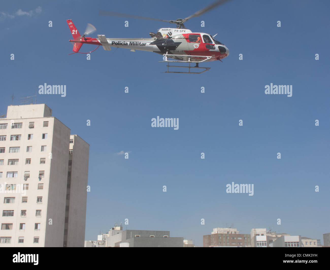SAO PAULO, Brasile, 20 agosto 2012. Un elicottero della policia militar do Estado de Sao Paulo (PMESP) (Polizia Militare di Sao Paulo stato) vola a San Paulo City, Brasile. Credito: Andre M. Chang/Alamy Live News Foto Stock