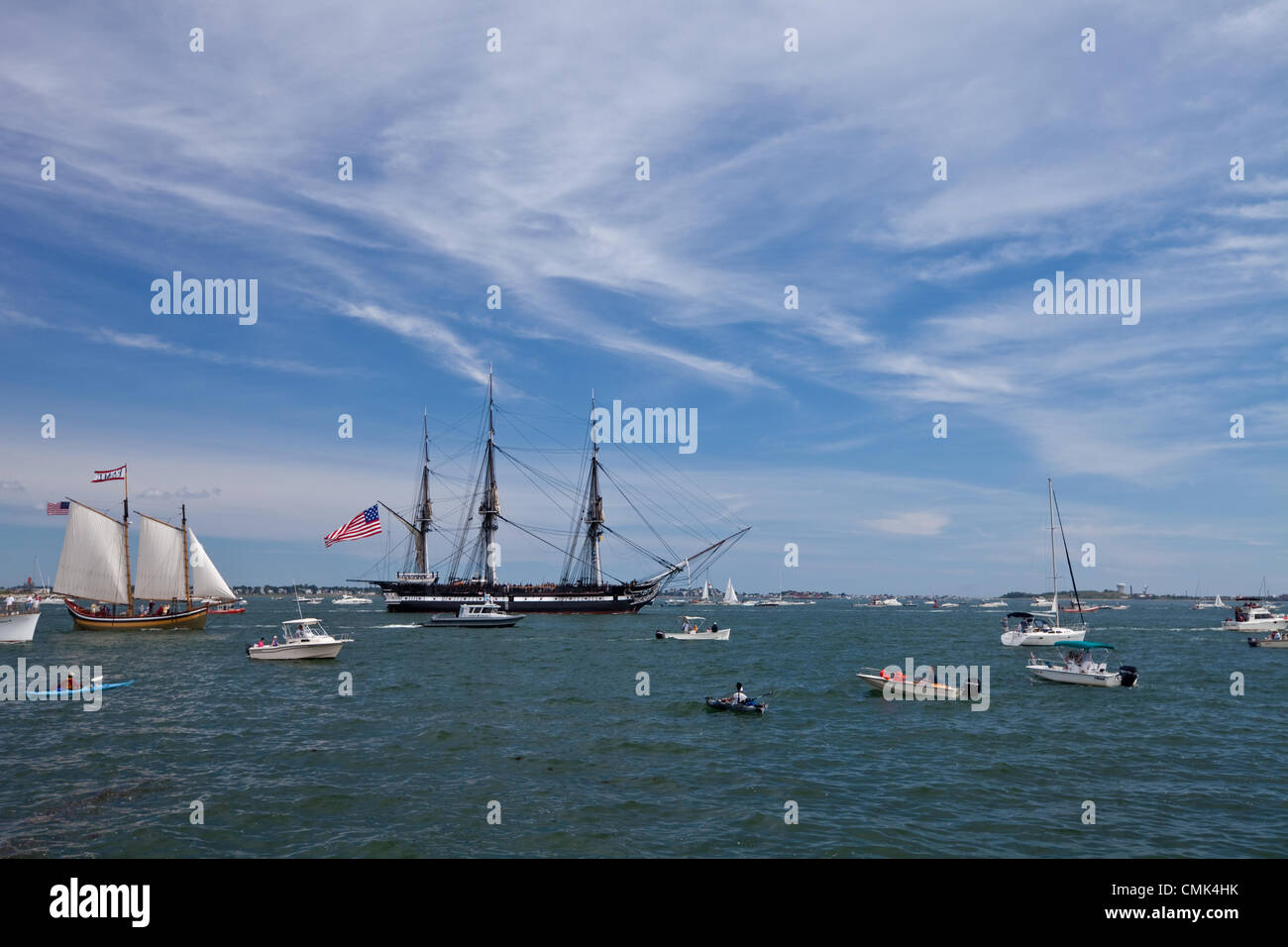 Imbarcazioni da diporto si riuniscono per guardare la USS Constitution testa fuori per una vela commemorativa in Boston Harbor, segnando il giorno ha sconfitto la fregata britannica HMS guerriere e si è guadagnato il soprannome di 'Old Ironsides' durante la guerra del 1812. Foto Stock