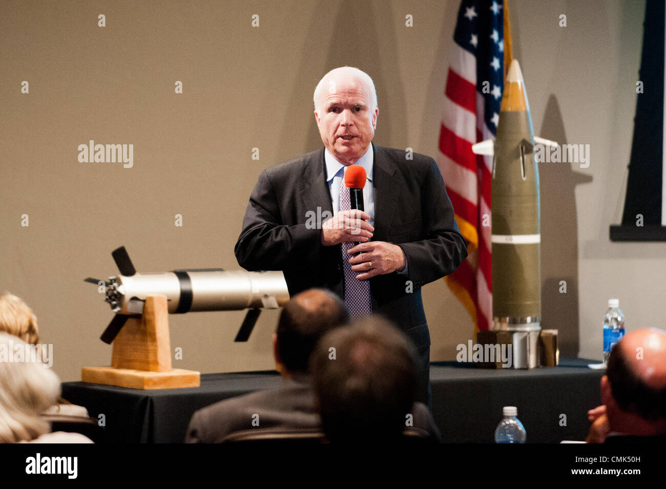 Agosto 20, 2012 - Tucson, Arizona, Stati Uniti - John Mccain (R-Ariz.) ha parlato e ha risposto alle domande a un municipio per Raytheon Missile Systems dipendenti a Tucson, in Arizona ha a che fare con il sequestro del Congresso, la sanità e la spesa per la difesa. Mentre McCain era a sostegno di programmi di difesa e condanna il sequestro, ha chiamato per la spesa della difesa per essere più reattivi nei confronti degli sforamenti di budget e programma ingrossi. McCain ha parlato anche della necessità di controllare i costi sanitari e dare ai pensionati opzioni quando si tratta di Medicare. (Credito Immagine: © sarà Seberger/ZUMAPRESS.com) Foto Stock