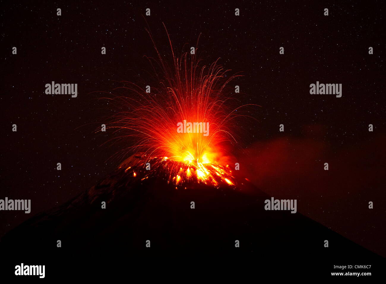 BANOS ECUADOR 20 agosto 2012 vulcano Tungurahua potente eruzione durante la notte di grandi quantità di ceneri VOCE ALLA CITTÀ DI RIOBAMBA livello di allarme giallo a 3 32 GMT Foto Stock