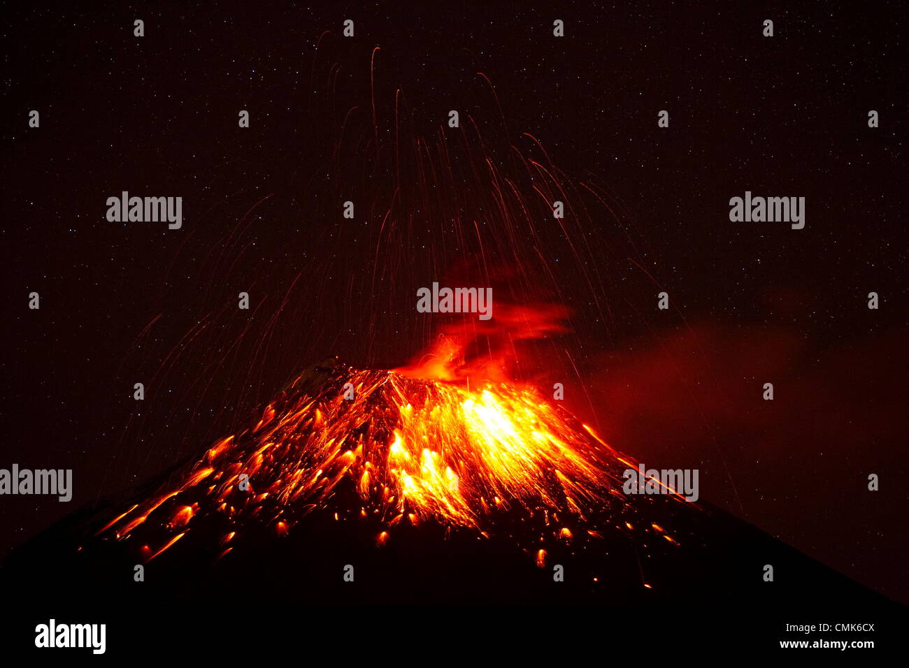 BANOS ECUADOR 20 agosto 2012 vulcano Tungurahua potente eruzione durante la notte di grandi quantità di ceneri VOCE ALLA CITTÀ DI RIOBAMBA livello di allarme giallo a 3 32 GMT Foto Stock