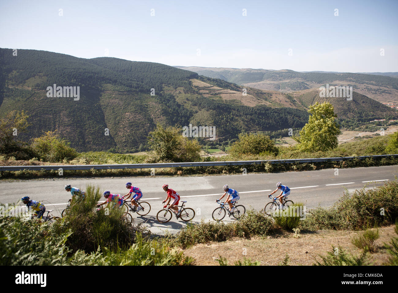 21 ago 2012. A Ezcaray, La Rioja, Spagna. A caccia di piloti, 10km dalla fine della quarta tappa della Vuelta de España. Credito: James Sturcke / Alamy Live News Foto Stock