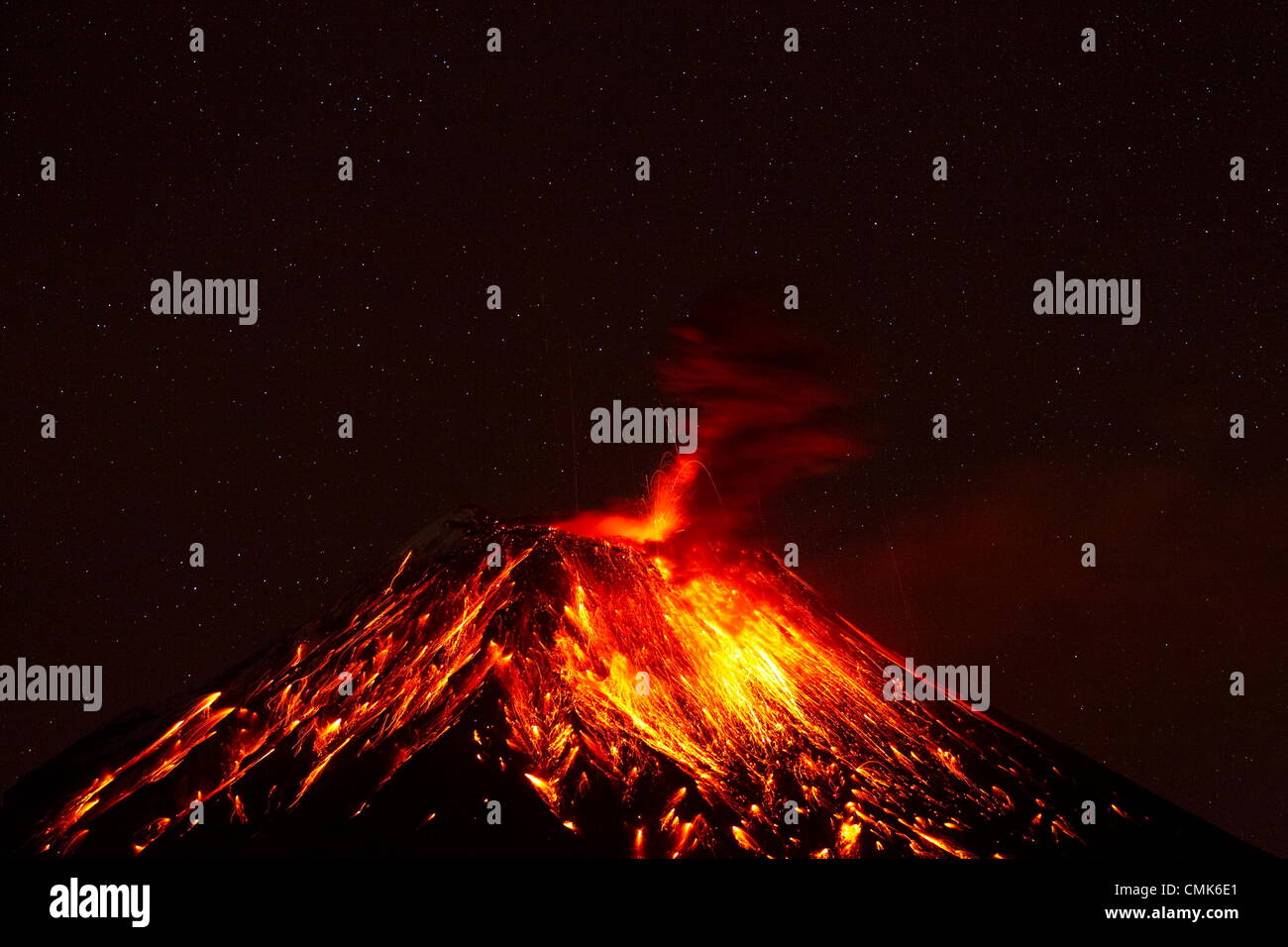 BANOS ECUADOR 20 agosto 2012 vulcano Tungurahua potente eruzione durante la notte di grandi quantità di ceneri VOCE ALLA CITTÀ DI RIOBAMBA livello di allarme giallo a 3 32 GMT Foto Stock