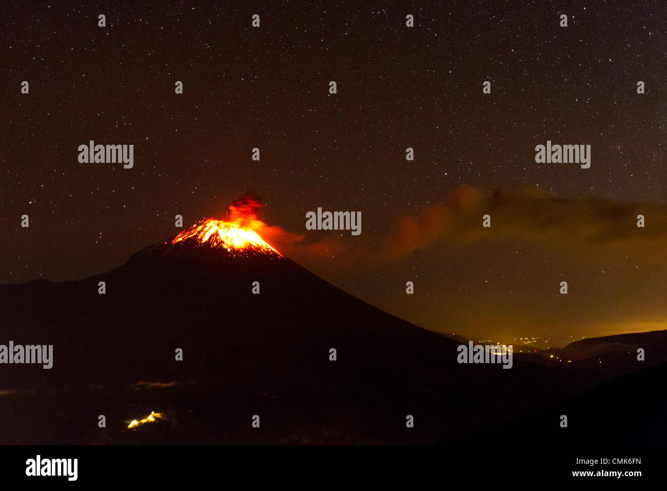 BANOS ECUADOR 20 agosto 2012 vulcano Tungurahua potente eruzione durante la notte di grandi quantità di ceneri VOCE ALLA CITTÀ DI RIOBAMBA livello di allarme giallo a 3 32 GMT Foto Stock