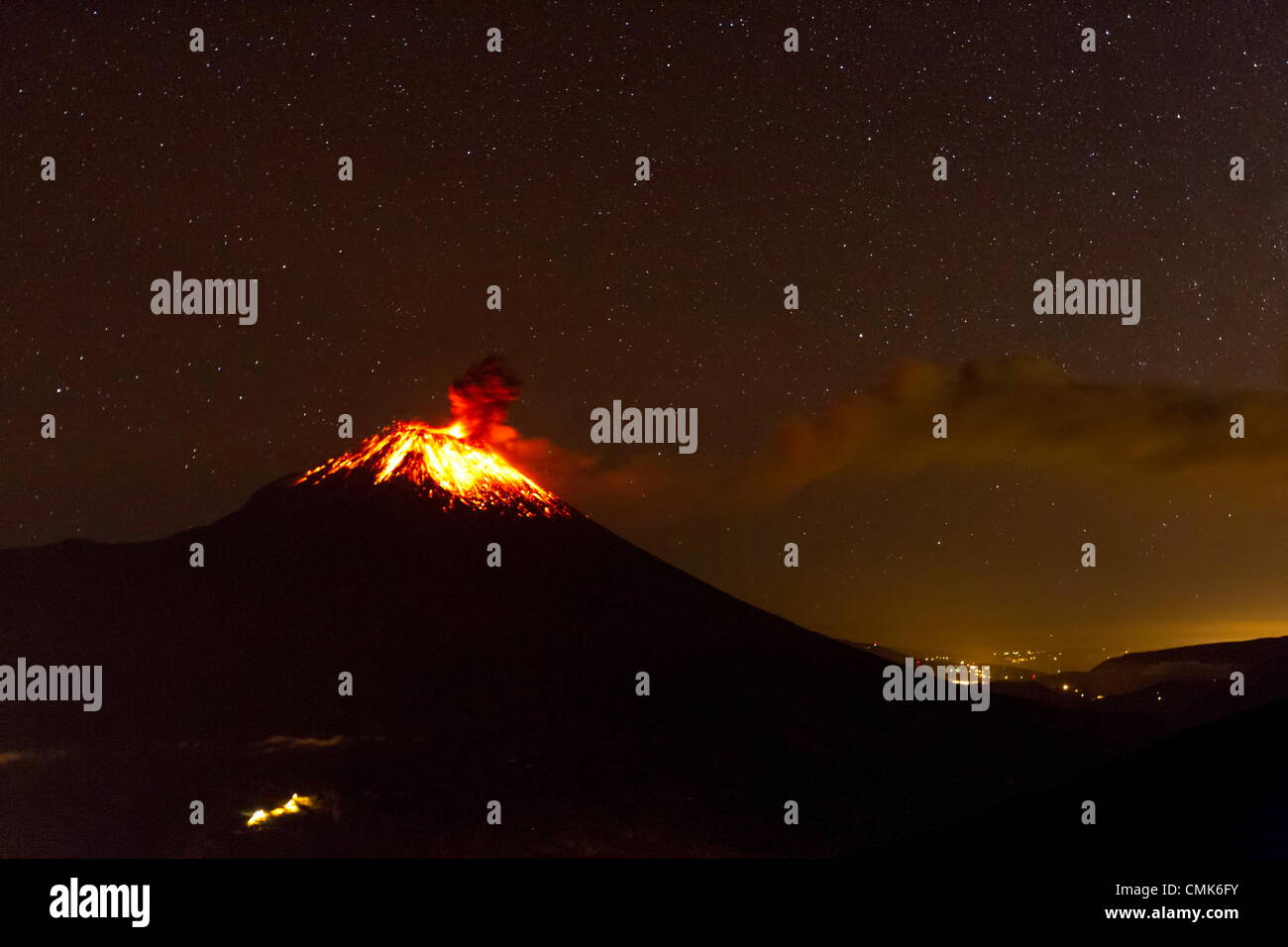BANOS ECUADOR 20 agosto 2012 vulcano Tungurahua potente eruzione durante la notte di grandi quantità di ceneri VOCE ALLA CITTÀ DI RIOBAMBA livello di allarme giallo a 3 32 GMT Foto Stock