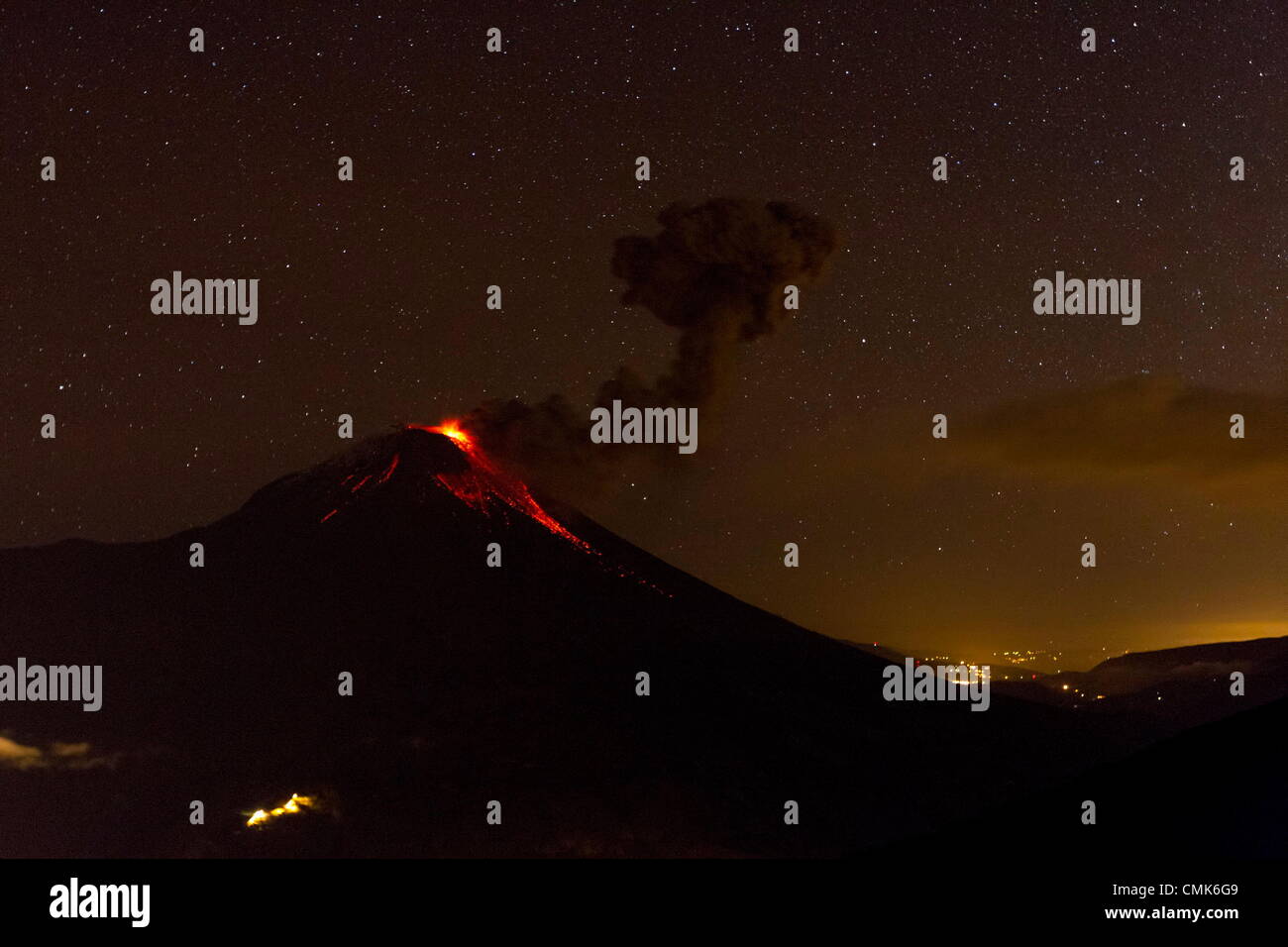 BANOS ECUADOR 20 agosto 2012 vulcano Tungurahua potente eruzione durante la notte di grandi quantità di ceneri VOCE ALLA CITTÀ DI RIOBAMBA livello di allarme giallo a 3 32 GMT Foto Stock