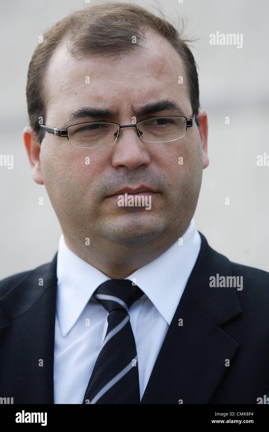 Gdansk, Polonia 22nd, Agosto 2012Aeroporto Lech Walesa di Danzica, Diritto e Giustizia parte conferenza stampa. Vice Andrzej Jaworski parla di media circa contoversions in cooperante Michal Brosmio figlio di polacco aveva lavorato per il proprietario della fallita parabank giallo oro, che è attualmente in fase di esame da parte dei procuratori polacca. Foto Stock