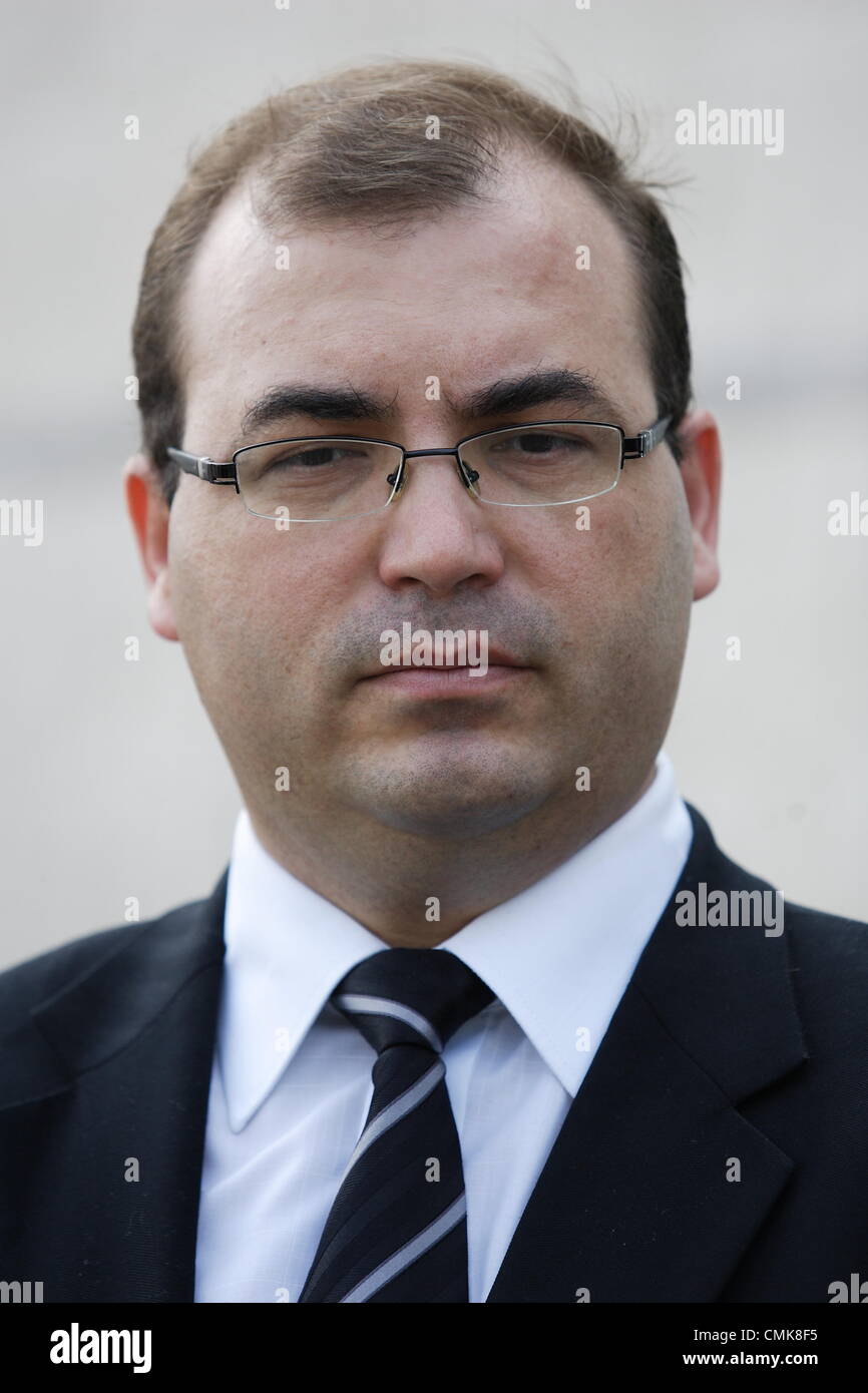 Gdansk, Polonia 22nd, Agosto 2012Aeroporto Lech Walesa di Danzica, Diritto e Giustizia parte conferenza stampa. Vice Andrzej Jaworski parla di media circa contoversions in cooperante Michal Brosmio figlio di polacco aveva lavorato per il proprietario della fallita parabank giallo oro, che è attualmente in fase di esame da parte dei procuratori polacca. Foto Stock