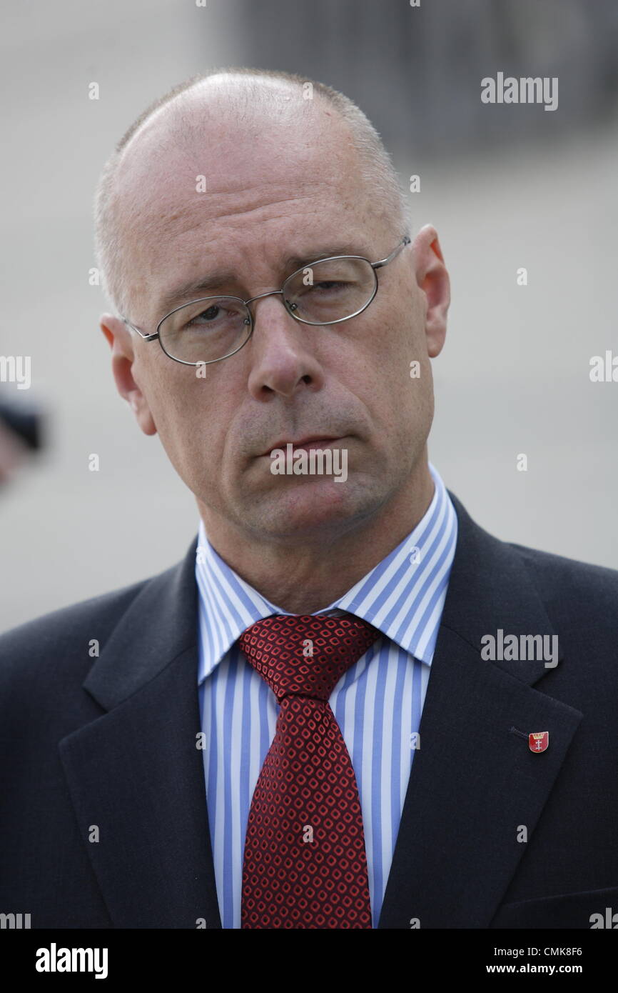 Gdansk, Polonia 22nd, Agosto 2012Aeroporto Lech Walesa di Danzica, Diritto e Giustizia parte conferenza stampa. Attivista partito Kazimierz Koralewski parla di media circa contoversions in cooperante Michal Brosmio figlio di polacco aveva lavorato per il proprietario della fallita parabank giallo oro, che è attualmente in fase di esame da parte dei procuratori polacca. Foto Stock