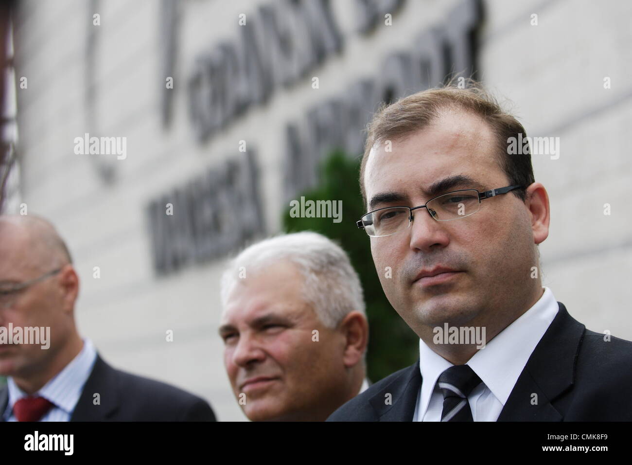 Gdansk, Polonia 22nd, Agosto 2012Aeroporto Lech Walesa di Danzica, Diritto e Giustizia parte conferenza stampa. Vice Andrzej Jaworski (R) parla di media circa contoversions in cooperante Michal Brosmio figlio di polacco aveva lavorato per il proprietario della fallita parabank giallo oro, che è attualmente in fase di esame da parte dei procuratori polacca. Foto Stock