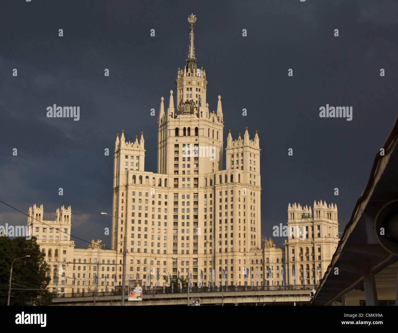 Agosto 12, 2012 - Moscow, Russia - architettura stalinista (Stalin stile impero o Stalin il neo-rinascimentale), a cui si fa riferimento anche come gotico stalinista, o classicismo socialista, è il termine dato all'architettura dell'Unione Sovietica sotto la leadership di Joseph Stalin...l'architettura stalinista è associato con il realismo socialista scuola di arte e architettura...nell'immagine: Stalin stile impero grattacielo edificio a Kotelnicheskaya Embankment di Mosca. (Credito Immagine: © PhotoXpress/ZUMAPRESS.com) Foto Stock