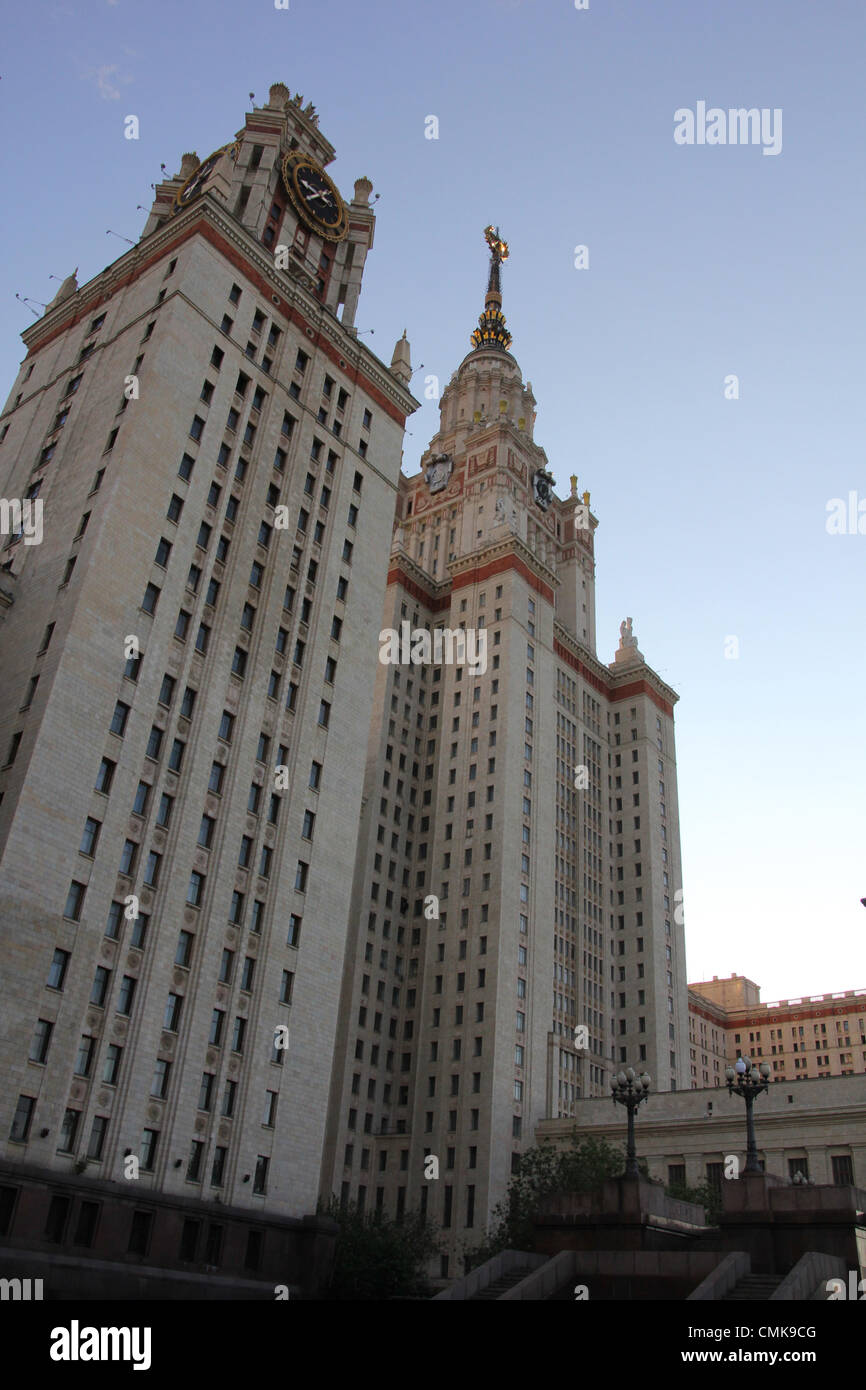 26 maggio 2012 - Moscow, Russia - architettura stalinista (Stalin stile impero o Stalin il neo-rinascimentale), a cui si fa riferimento anche come gotico stalinista, o classicismo socialista, è il termine dato all'architettura dell'Unione Sovietica sotto la leadership di Joseph Stalin...l'architettura stalinista è associato con il realismo socialista scuola di arte e architettura...nell'immagine: Stalin stile impero grattacielo edificio dell'Università Statale di Mosca a Mosca. (Credito Immagine: © PhotoXpress/ZUMAPRESS.com) Foto Stock
