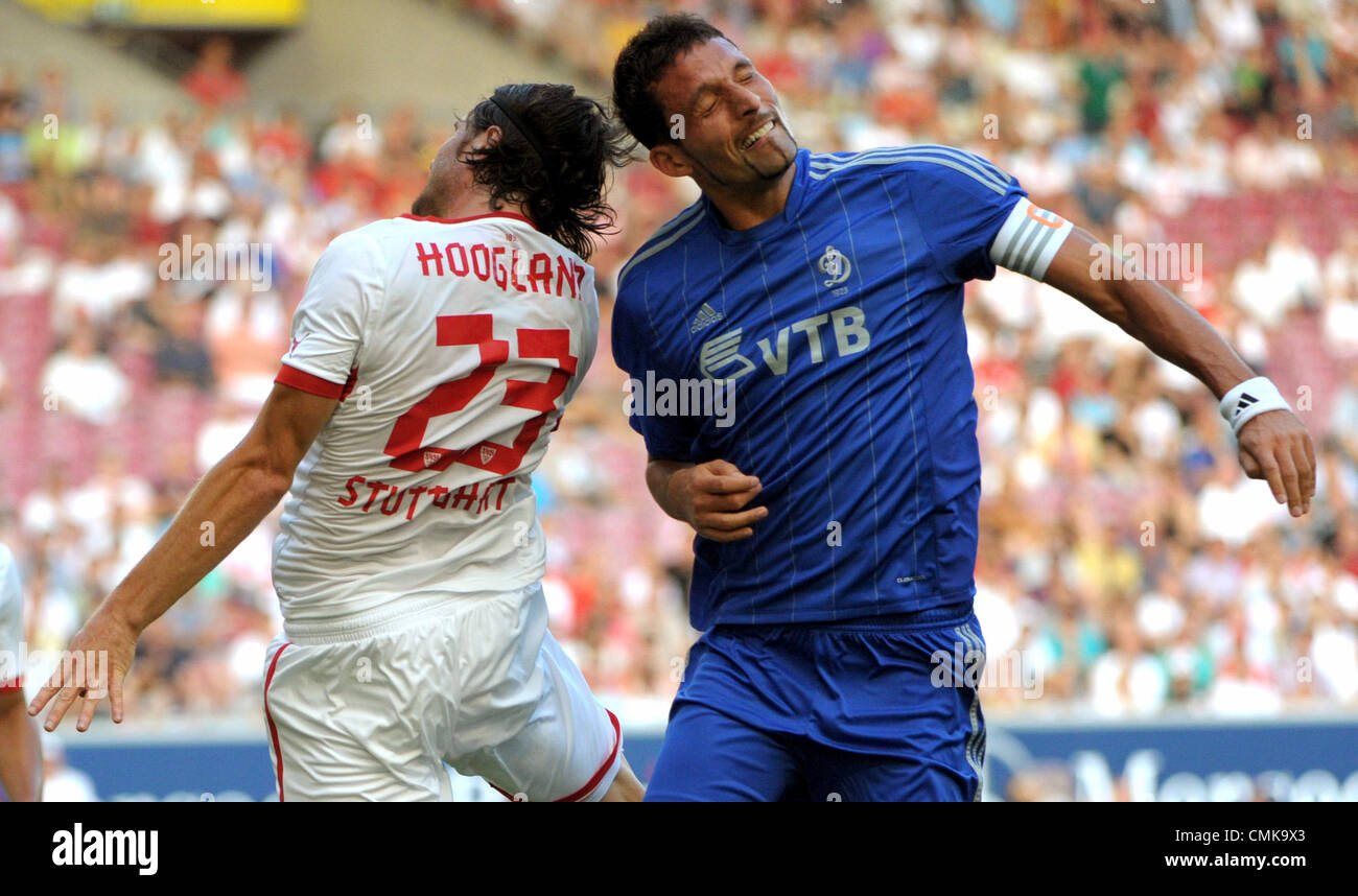 22.08.2012. Stoccarda, Germania. Stoccarda Tim Hoogland (L) e dinamo Mosca del Kevin Kuranyi (R) lotta per la palla durante la prima tappa dell'Europa League qualifica di play-off partita di calcio VfB Stuttgart vs Dinamo Mosca a VfB stadio Arena di Stoccarda, Germania, 22 agosto 2012. Credit: Azione Plus immagini di Sport / Alamy Live News Foto Stock