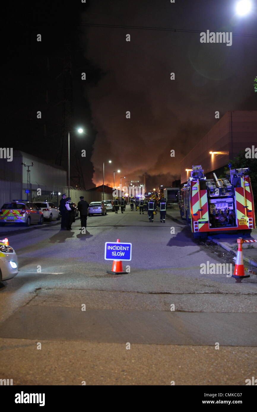 Dagenham, Regno Unito. 1 novembre 2013. Circa 120 Vigili del Fuoco da tutta Londra affrontare un grave incendio in una Dagenham Scrapyard poche ore prima di un nationwide strike chiamato dai Vigili del Fuoco Unione inizia. In seguito ad un comunicato stampa da Londra Vigili del fuoco che ha dichiarato un richiamo al dovere era stato imposto agli equipaggi di fuoco a sinistra la scena poco dopo e ha iniziato lo sciopero fino al 11:00 pm e restituito al fuoco. Credito: Hot Shots/Alamy Live News Foto Stock