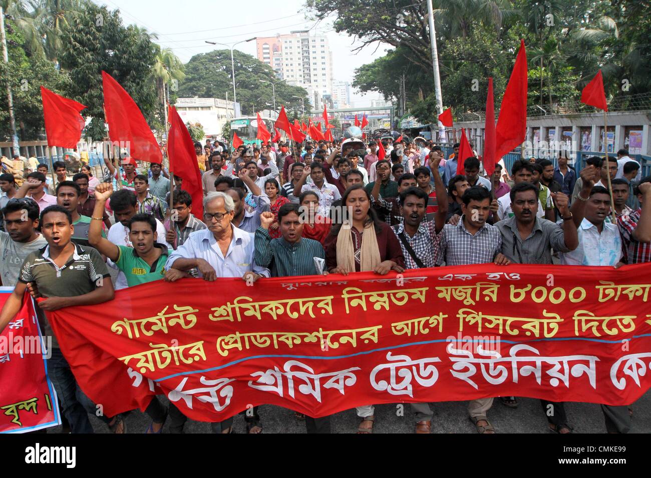Dacca in Bangladesh. Il 2 novembre 2013. Indumento del Bangladesh lavoratori gridare slogan durante una manifestazione di protesta degli aumenti salariali . Bangladesh i sindacati hanno respinto una proposta dai produttori per aumentare i salari per il paese a quattro milioni di lavoratori di indumento da 50 percento in mezzo alle preoccupazioni circa il fresco paralizzante di scioperi nel settore chiave. I costruttori proposto salari massimo di 4.500 taka (USD56.25) compresi gli assegni alimentari per i lavoratori durante una riunione del governo salario minimo bordo pannello che viene da $38 fissata nel novembre 2010. Foto Stock