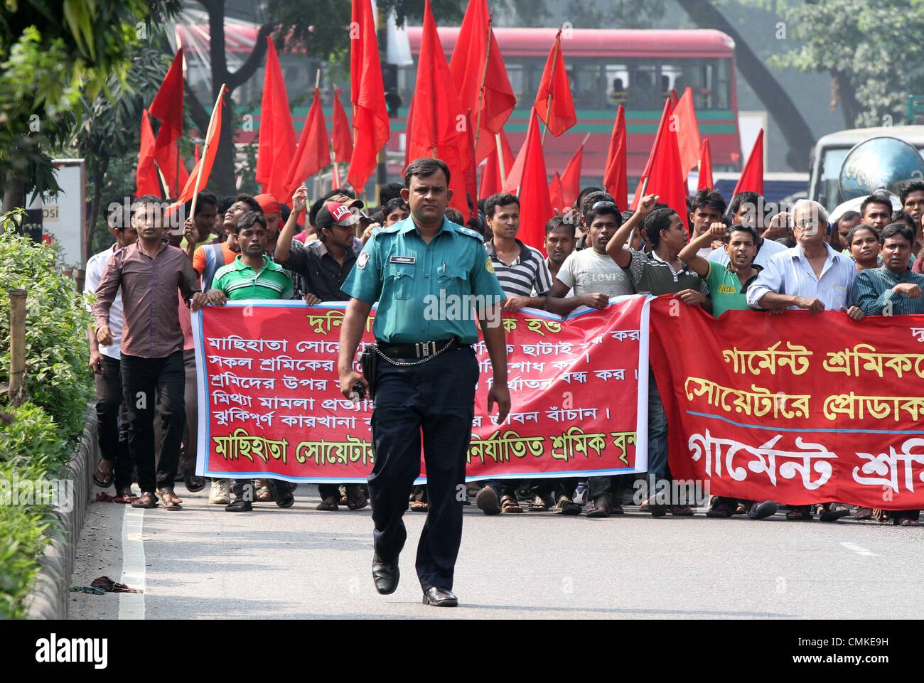 Dacca in Bangladesh. Il 2 novembre 2013. Indumento del Bangladesh lavoratori gridare slogan durante una manifestazione di protesta degli aumenti salariali . Bangladesh i sindacati hanno respinto una proposta dai produttori per aumentare i salari per il paese a quattro milioni di lavoratori di indumento da 50 percento in mezzo alle preoccupazioni circa il fresco paralizzante di scioperi nel settore chiave. I costruttori proposto salari massimo di 4.500 taka (USD56.25) compresi gli assegni alimentari per i lavoratori durante una riunione del governo salario minimo bordo pannello che viene da $38 fissata nel novembre 2010. Foto Stock