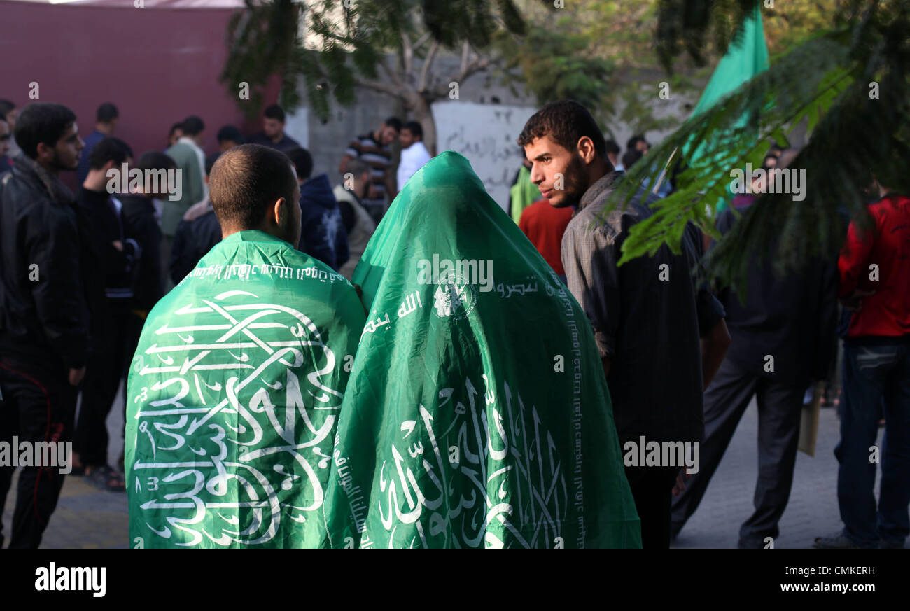 La striscia di Gaza, Territori palestinesi, . 2° Nov, 2013. Dimostranti palestinesi apparteneva a Hamas di prendere parte a una manifestazione a Gaza City in occasione del primo anniversario della Dichiarazione Balfour. La Dichiarazione Balfour 1917 è una dichiarazione formale di politica da parte del governo britannico in merito alla creazione di una patria ebraica in Palestina.Foto: Majdi Fathi/NurPhoto Credito: Majdi Fathi/NurPhoto/ZUMAPRESS.com/Alamy Live News Foto Stock