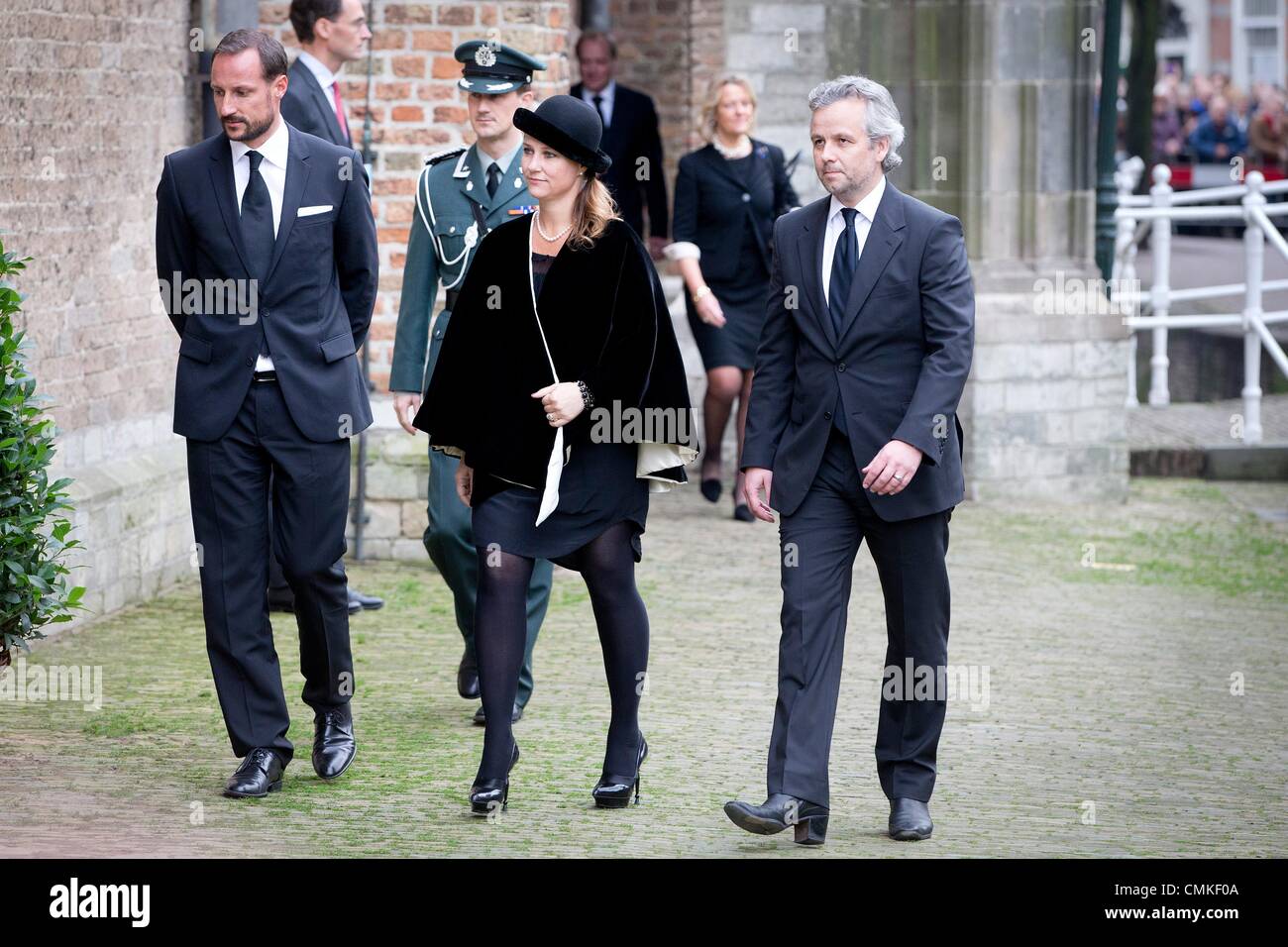 Delft, Paesi Bassi, per il memoriale del principe Friso. 02Nov, 2013. Corona norvegese Principe Haakon (L), la sorella Principessa Martha Louise e suo marito Ari Behn arriva alla vecchia chiesa di Delft, Paesi Bassi, per il memoriale del principe Friso, 02 novembre 2013. Il principe Friso hanno subito gravi danni al cervello nel febbraio 2012 dopo l'incidente di sci in Austria la località sciistica di Lech. Morì a 44 anni il 12 agosto 2013. Foto: Patrick van Katwijk / PAESI BASSI E LA FRANCIA/dpa/Alamy Live News Foto Stock