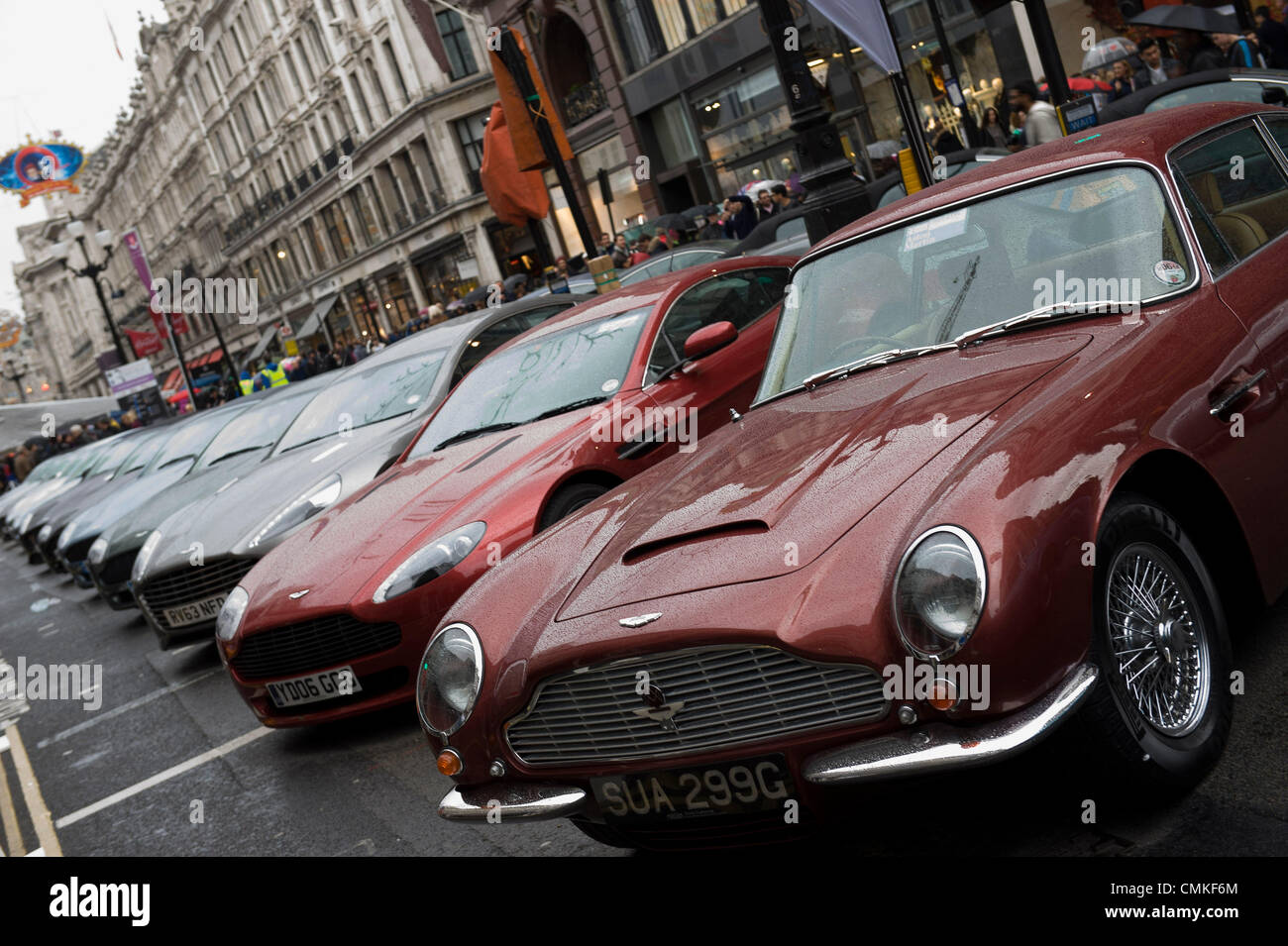 Londra, Regno Unito. 2° Nov, 2013. Linea di Aston Martin automobili su mostra su Regent Street davanti a annuale "Londra a Brighton Veteran Car Run" su Novembre 03, 2013 organizzata dalla Royal Automobile Club. Il Royal Automobile Club di 60 miglia di auto dalla capitale alla costa meridionale è la più lunga manifestazione motoristica nel mondo e attira partecipanti da tutto il mondo. Credito: Azione Sport Plus/Alamy Live News Foto Stock