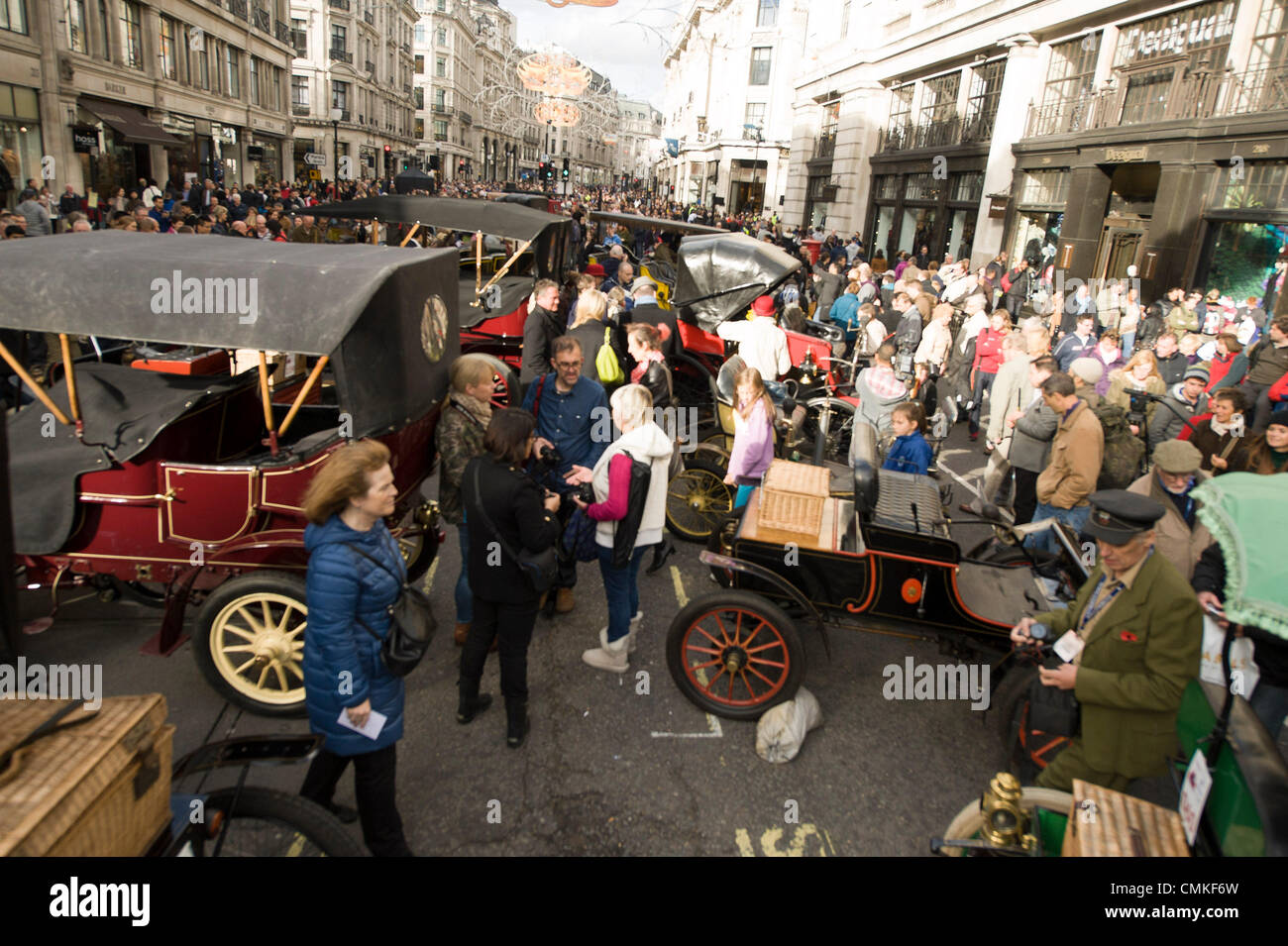 Londra, Regno Unito. 2° Nov, 2013. Auto d'epoca vai su mostra su Regent Street davanti a annuale "Londra a Brighton Veteran Car Run" su Novembre 03, 2013 organizzata dalla Royal Automobile Club. Il Royal Automobile Club di 60 miglia di auto dalla capitale alla costa meridionale è la più lunga manifestazione motoristica nel mondo e attira partecipanti da tutto il mondo. Credito: Azione Sport Plus/Alamy Live News Foto Stock