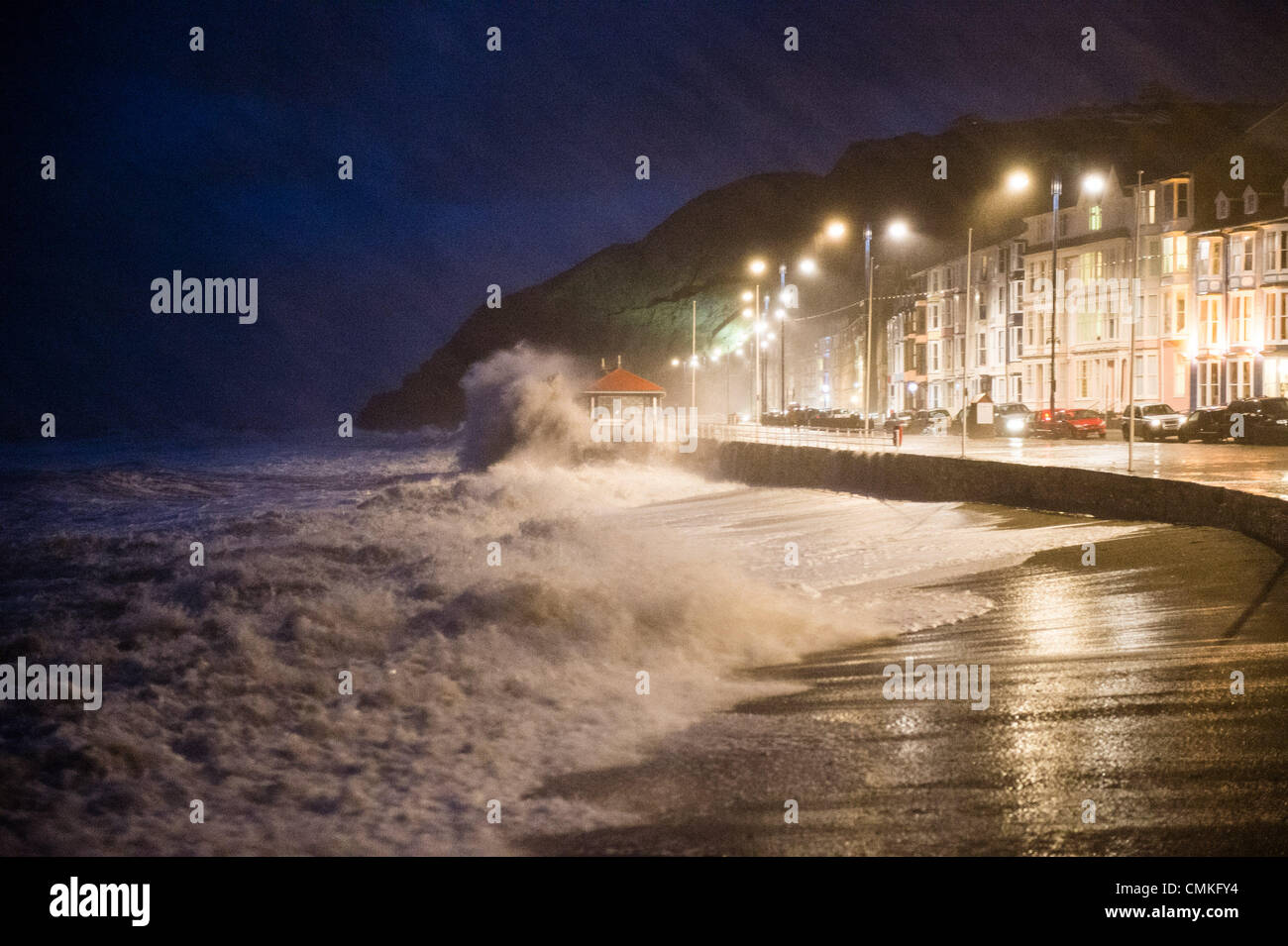 Aberystwyth, Wales, Regno Unito. Il 2 novembre 2013. Gli avvisi vengono rilasciati come gale force venti e una alta marea portare enormi ondate di pastella la costa in Aberystwyth Wales UK. Le risorse naturali del Galles (NRW) detto dieci avvertenze alluvione sono attualmente in vigore nelle zone costiere del Galles, con le preoccupazioni su alta marea. Raffiche di colpire 70 nodi (80mph) sono state riportate sulle coste esposte. Photo credit: keith morris/Alamy Live News Foto Stock