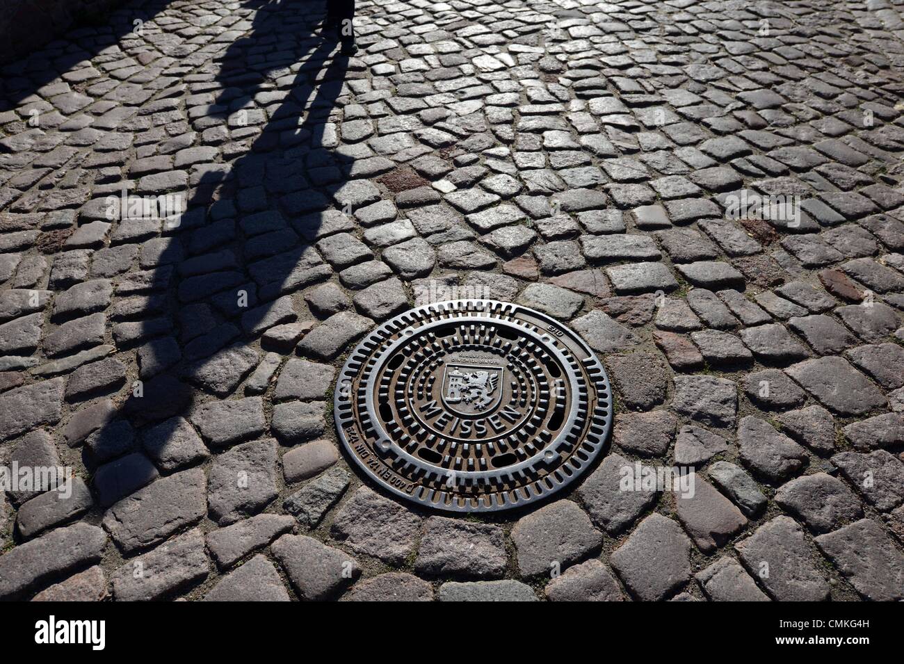 Meissen, Germania. 31 ott 2013. L ombra dei turisti nei vicoli medievali di Meissen, Germania, 31 ottobre 2013. Meissen di mille anni di storia è strettamente connessa con il vino e porcellain. Foto: MATTHIAS HIEKEL/dpa/Alamy Live News Foto Stock