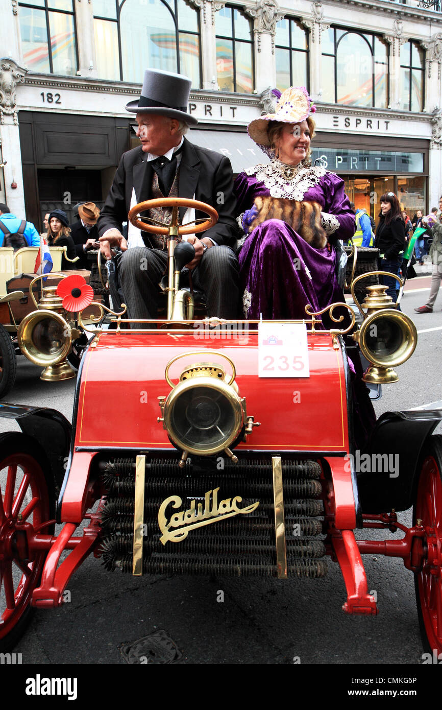 I partecipanti al Royal Automobile Club di Londra a Brighton il veterano della vettura da Rally assemblare in Regent Street alla vigilia dell'evento. Foto Stock