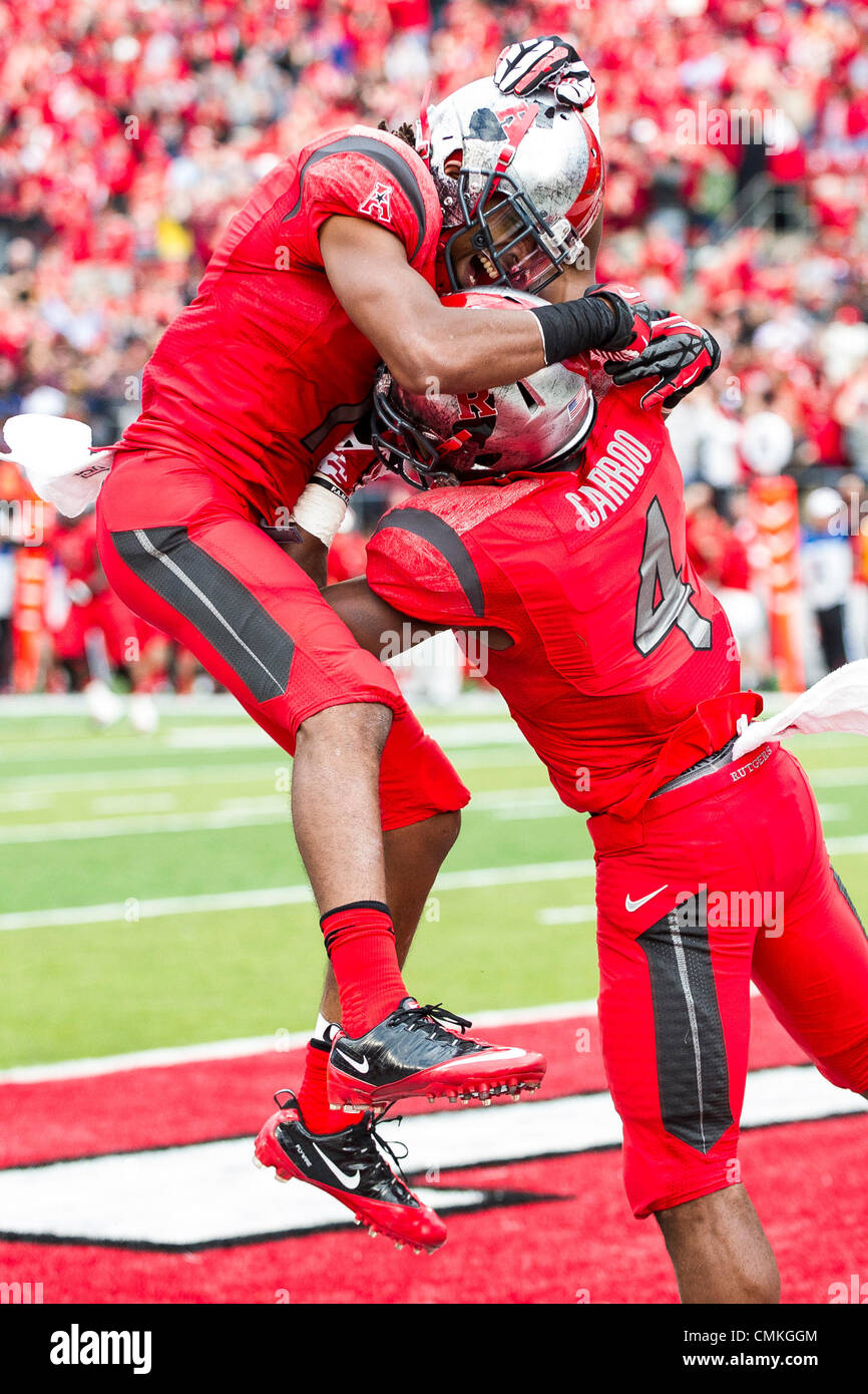 Piscataway, New Jersey, USA. 2° Nov, 2013. 02 novembre 2013: Rutgers Scarlet Knights wide receiver Carroo Leonte (4) e Rutgers Scarlet Knights wide receiver Quron Pratt (7) celebrare dopo segnando il gioco touchdown vincente durante il gioco tra il Tempio di gufi e Rutgers Scarlet Knights al culmine Solutions Stadium di Piscataway, NJ. Rutgers Scarlet Knights sconfitto tempio gufi 23-20. © csm/Alamy Live News Foto Stock