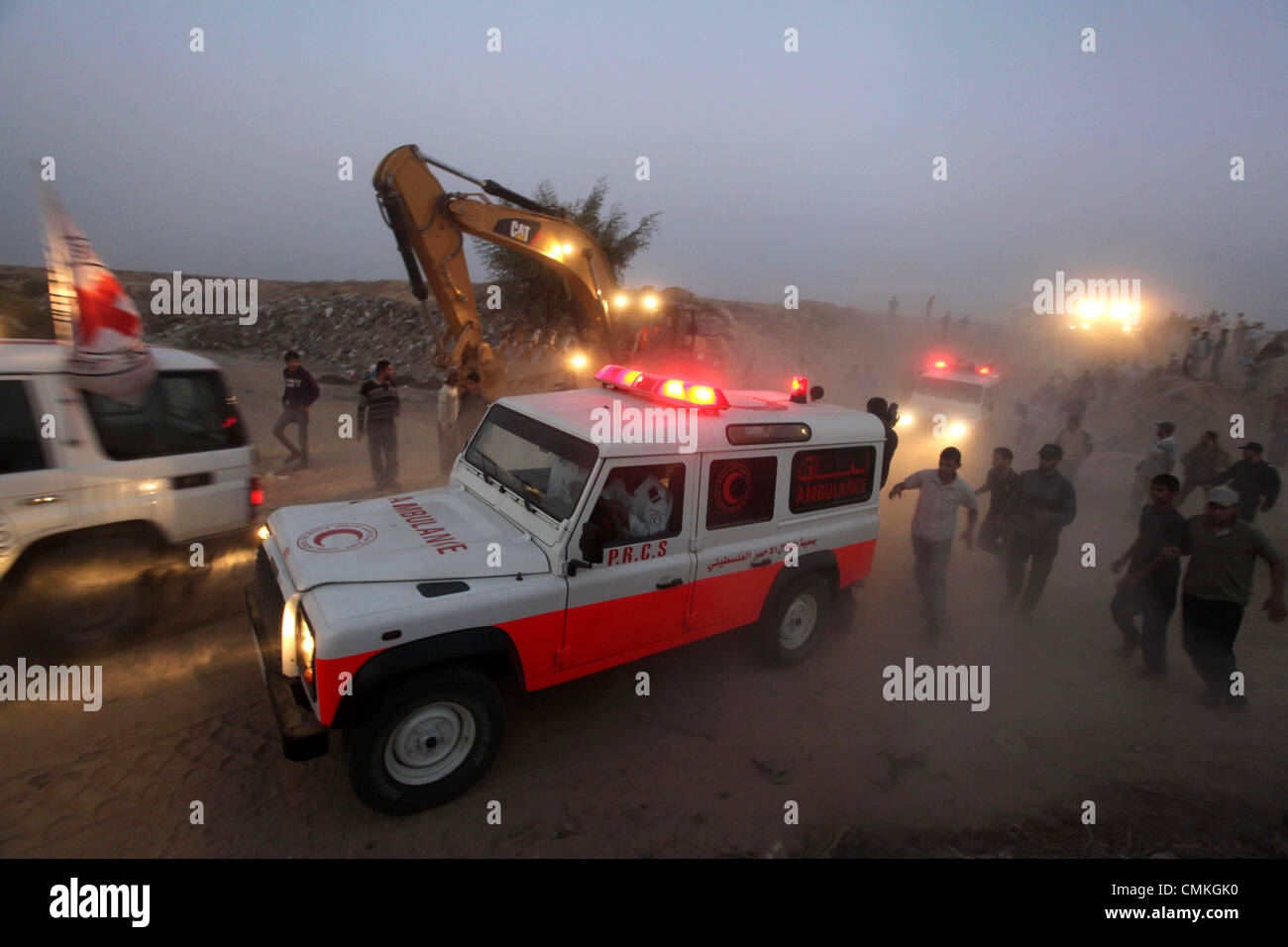 La città di Gaza, Striscia di Gaza, Territori palestinesi. Il 2 novembre 2013. Soccorso Palestinese lavoratori ricerca dei corpi dei tre militanti di Hamas all'interno di un tunnel bersaglio di un attacco aereo israeliano, in prossimità del confine tra Israele e Khan Younis nel sud della striscia di Gaza il 2 novembre 2013. L'attacco aereo israeliano ha ucciso i tre militanti palestinesi nella striscia di Gaza il Venerdì, il gruppo islamista Hamas detto, mentre l'esercito israeliano ha detto cinque dei suoi soldati sono stati feriti da un dispositivo esplosivo. Credito: ZUMA Press, Inc./Alamy Live News Foto Stock