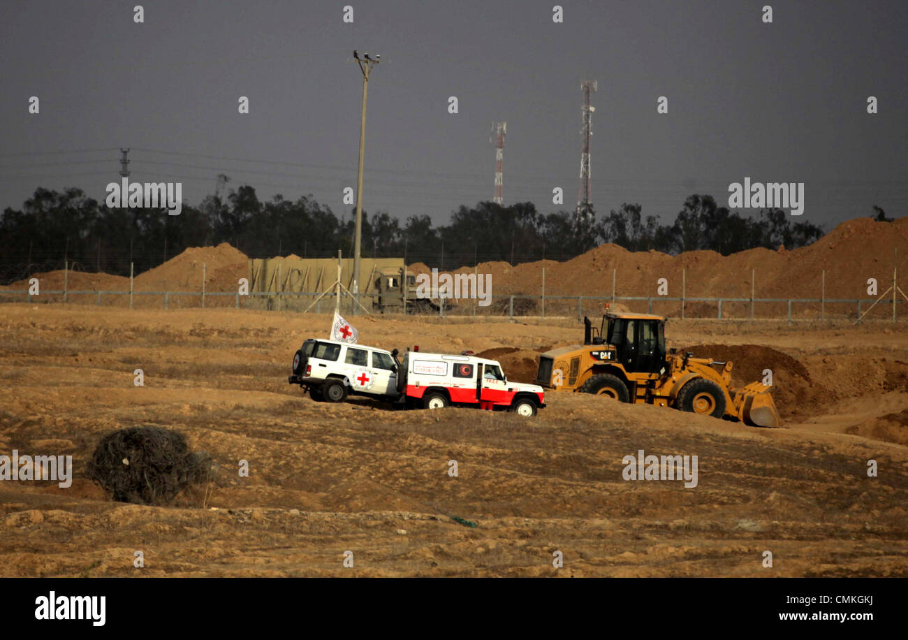 La città di Gaza, Striscia di Gaza, Territori palestinesi. Il 2 novembre 2013. Soccorso Palestinese lavoratori ricerca dei corpi dei tre militanti di Hamas all'interno di un tunnel bersaglio di un attacco aereo israeliano, in prossimità del confine tra Israele e Khan Younis nel sud della striscia di Gaza il 2 novembre 2013. L'attacco aereo israeliano ha ucciso i tre militanti palestinesi nella striscia di Gaza il Venerdì, il gruppo islamista Hamas detto, mentre l'esercito israeliano ha detto cinque dei suoi soldati sono stati feriti da un dispositivo esplosivo. Credito: ZUMA Press, Inc./Alamy Live News Foto Stock