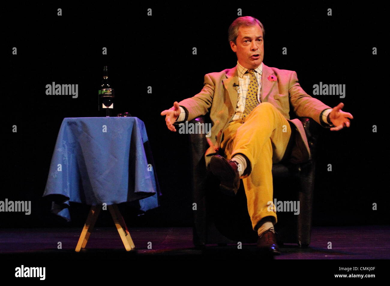 Il Ukip leader Nigel Farage MEP sul palco a Buxton Opera House durante il suo Regno Unito theatre tour 2013. Foto Stock