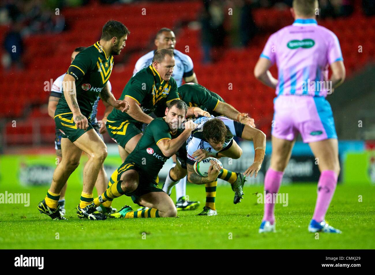 St Helens, Regno Unito. 02Nov, 2013. Josh Morris (Australia &AMP; Canterbury Bulldogs) durante la Coppa del Mondo di Rugby Group un gioco tra Australia e Figi da Langtree Park Stadium. Credito: Azione Sport Plus/Alamy Live News Foto Stock