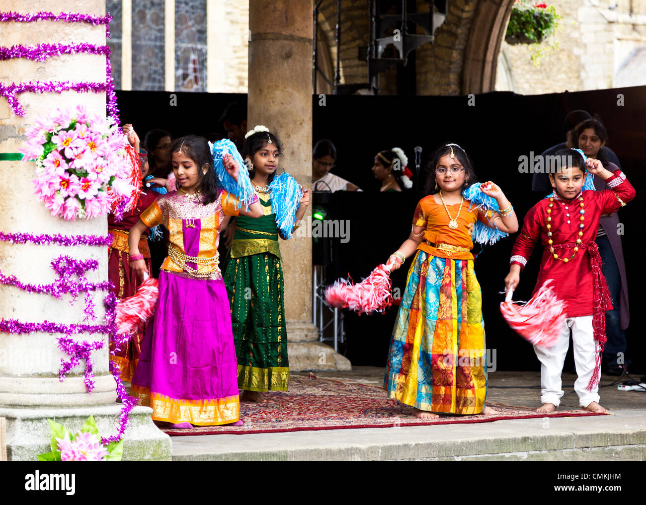 I bambini che partecipano a una routine di danza presso il Diwali Festival il 2 novembre 2013 presso la Guildhall, Piazza del Duomo, Peterborough, Inghilterra Foto Stock