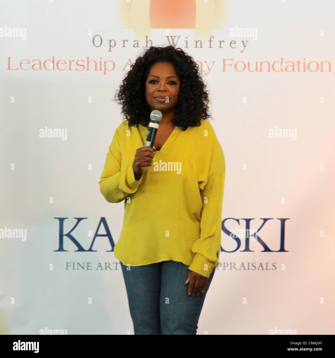 Vicino a Santa Barbara, California, Stati Uniti d'America - 2 Novembre, 2013 Cosa è soprannominato 'Oprah cantiere vendita", Oprah Winfrey di arredi da lei estates in Chicago, Indiana, Maui e Montecito sono per le aste al Santa Barbara Polo e Raquet Club in Carpinteria, California. Procede a vantaggio dell'Oprah Winfrey Leadership Academy for Girls in Sud Africa. Novembre 2, 2013 Credit: Lisa Werner/Alamy Live News. Foto Stock