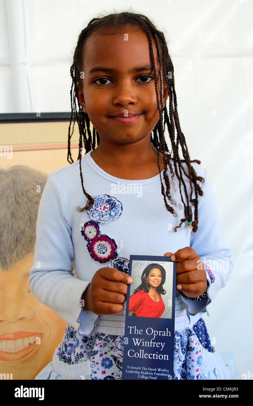 Oprah asta - Axla (6 anni) detiene un autografo da Oprah Foto Stock
