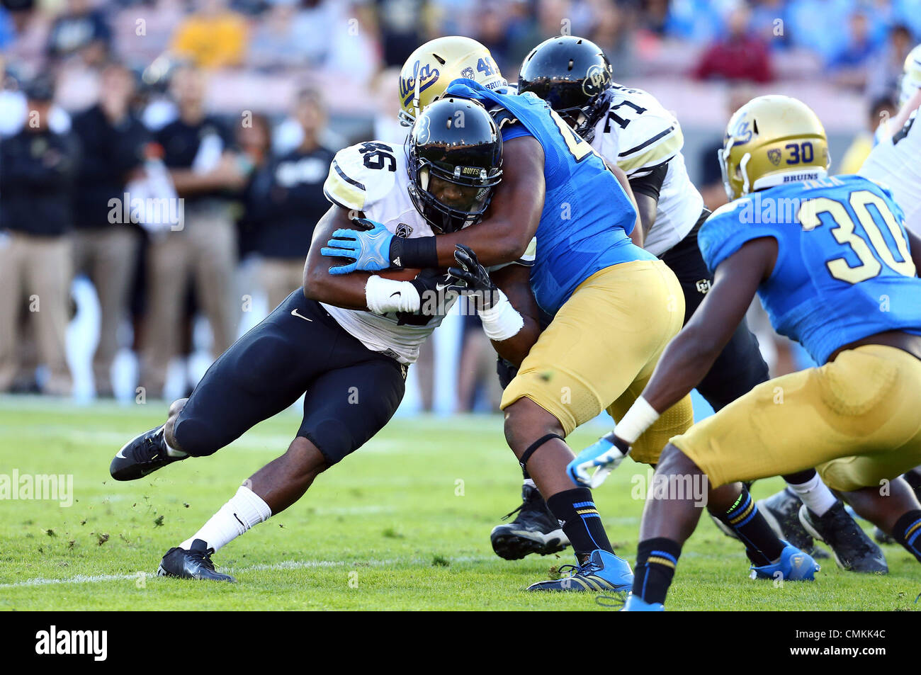 Pasadena, California, Stati Uniti d'America. 2° Nov, 2013. Novembre 2, 2013 Pasadena, California: Colorado Buffaloes running back Christian Powell (46) viene affrontato da un Bruins defender durante il NCAA Football gioco tra il Colorado Buffaloes e la UCLA Bruins presso il Rose Bowl il 2 novembre 2013 a Pasadena, in California. Rob Carmell/CSM/Alamy Live News Foto Stock