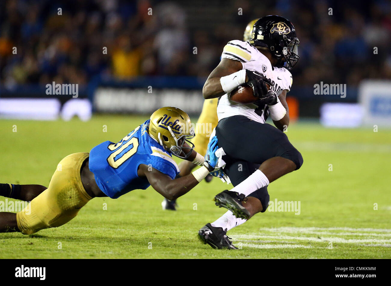 Pasadena, California, Stati Uniti d'America. 2° Nov, 2013. Novembre 2, 2013 Pasadena, California: UCLA Bruins linebacker Myles Jack (30) affronta il Colorado Buffaloes running back Christian Powell (46) durante il NCAA Football gioco tra il Colorado Buffaloes e la UCLA Bruins presso il Rose Bowl il 2 novembre 2013 a Pasadena, in California. Rob Carmell/CSM/Alamy Live News Foto Stock