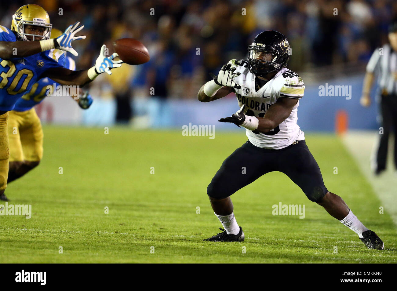 Pasadena, California, Stati Uniti d'America. 2° Nov, 2013. Novembre 2, 2013 Pasadena, California: Colorado Buffaloes running back Christian Powell (46) riceve la palla durante il NCAA Football gioco tra il Colorado Buffaloes e la UCLA Bruins presso il Rose Bowl il 2 novembre 2013 a Pasadena, in California. Rob Carmell/CSM/Alamy Live News Foto Stock