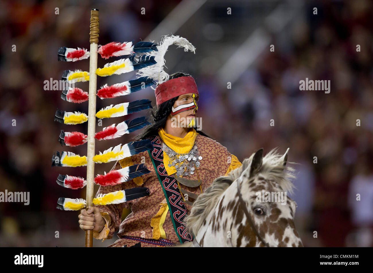 Tallahassee, Florida, Stati Uniti d'America. 02Nov, 2013. Florida State Seminoles mascotte Chief Osceola durante il NCAA Football gioco tra gli uragani di Miami e la Florida State Seminoles a Doak S. Campbell Stadium di Tallahassee, Florida. Florida stato sconfitto Miami 41-14. Credito: csm/Alamy Live News Foto Stock