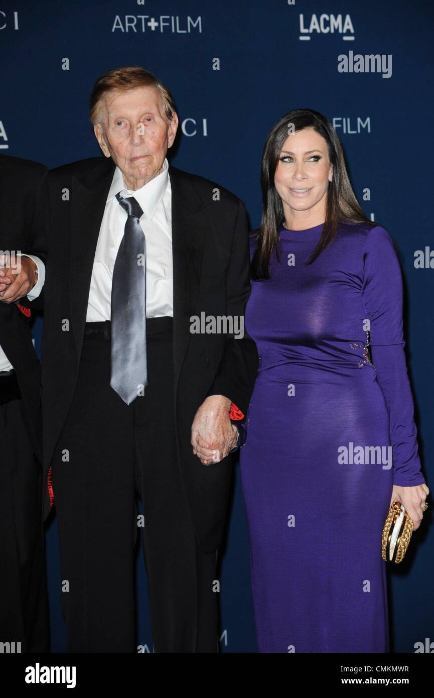 Los Angeles, CA, Stati Uniti d'America. 2° Nov, 2013. Sumner Redstone, moglie presso gli arrivi per LACMA 2013 Art Film Gala, il Los Angeles County Museum of Art di Los Angeles, CA 2 novembre 2013. Credito: Elizabeth Goodenough/Everett raccolta/Alamy Live News Foto Stock