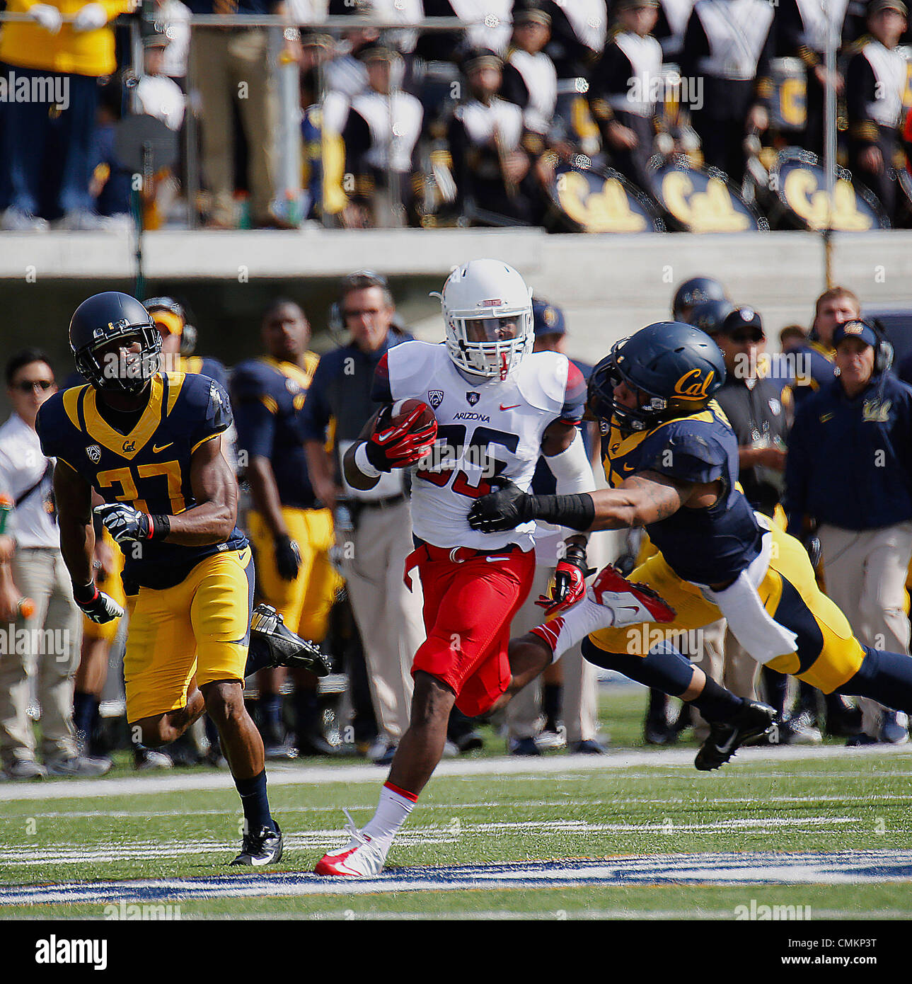 Berkeley, CA, Stati Uniti d'America. 2° Nov, 2013. 2 NOV 2013 - Berkeley CA, U.S. - Arizona RB # 25 Ka'Deem Carey pausa per un lungo periodo come Cal FS # 37 Cedric più dozier e LB # 11 Khairi Fortt chase giù lui durante il NCAA Football gioco tra Arizona Wildcats e California Golden Bears 33-28 win presso il Memorial Stadium Berkeley Calif Credito: csm/Alamy Live News Foto Stock