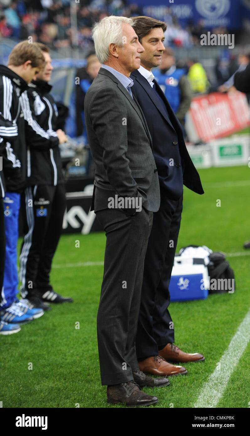 Amburgo, Germania. 02Nov, 2013. Amburgo è capo allenatore Bert van Marwijk (L) e direttore sportivo Oliver Kreuzer chat durante la Bundesliga tedesca match tra Hamburger SV e Borussia Moenchengladbach a Imtech Arena di Amburgo, Germania, 02 novembre 2013. Foto: ANGELIKA WARMUTH/dpa/Alamy Live News Foto Stock