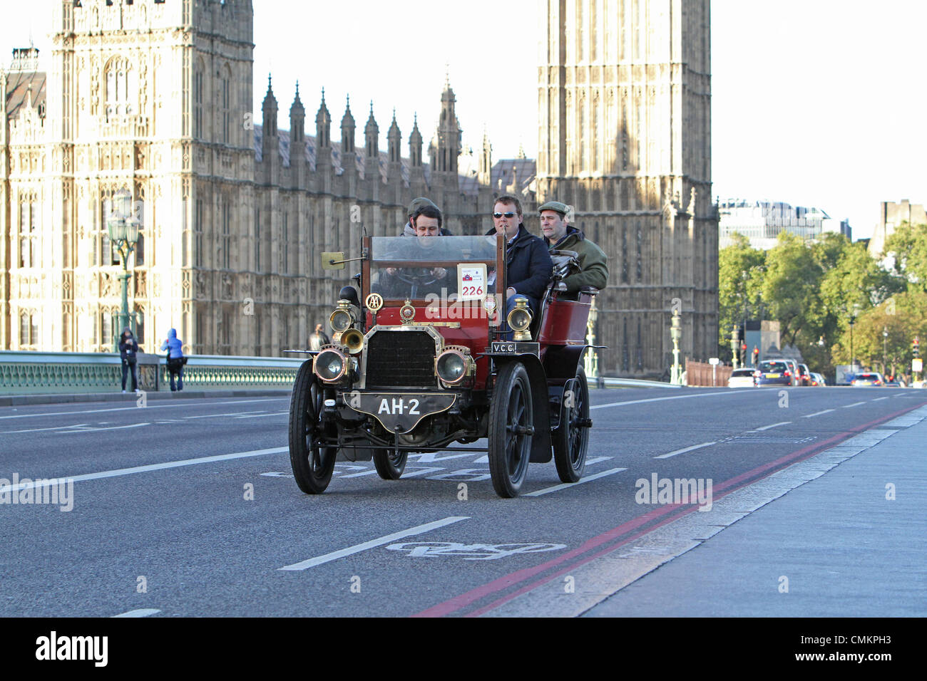 Londra, UK, 3 novembre 2013,un 1903 Gladiator auto sul Westminster Bridge durante la Londra a Brighton Veteran Car Ru Credito: Keith Larby/Alamy Live News Foto Stock