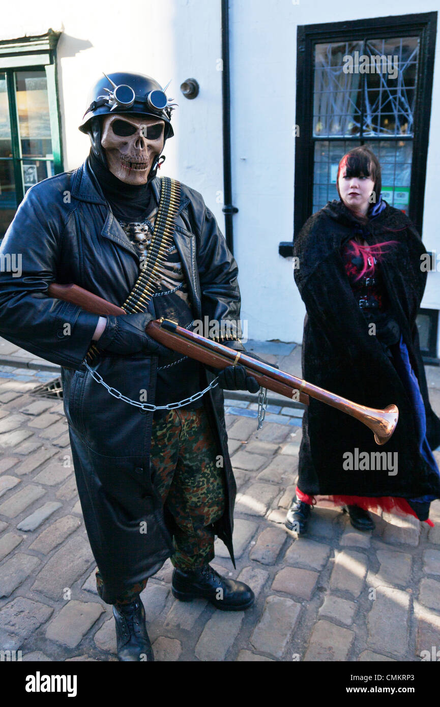Whitby, Regno Unito. 3 Novembre, 2013. Goti a Whitby Goth Weekend domenica 03/11/2013. Fondata da Jo Hampshire nel 1994, l'evento a Whitby, North Yorkshire, Regno Unito Inghilterra riunisce goti e emos a questo iconico della destinazione di Dracular per la musica, ballare e bere. Credito: Paul Thompson/Alamy Live News Foto Stock Whitby, Regno Unito. 3 Novembre, 2013. Goti a Whitby Goth Weekend domenica 03/11/2013. Fondata da Jo Hampshire nel 1994, l'evento a Whitby, North Yorkshire, Regno Unito Inghilterra riunisce goti e emos a questo iconico della destinazione di Dracular per la musica, ballare e bere. Credito: Paul Thompson/Alamy Live News Foto Stock