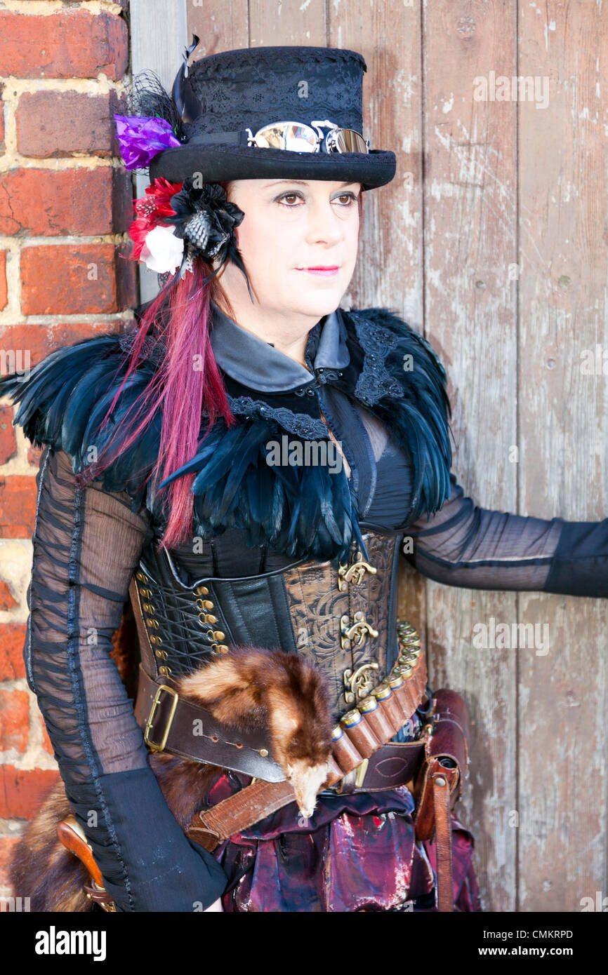 Whitby, Regno Unito. 3 Novembre, 2013. Goti a Whitby Goth Weekend domenica 03/11/2013. Fondata da Jo Hampshire nel 1994, l'evento a Whitby, North Yorkshire, Regno Unito Inghilterra riunisce goti e emos a questo iconico della destinazione di Dracular per la musica, ballare e bere. Credito: Paul Thompson/Alamy Live News Foto Stock Whitby, Regno Unito. 3 Novembre, 2013. Goti a Whitby Goth Weekend domenica 03/11/2013. Fondata da Jo Hampshire nel 1994, l'evento a Whitby, North Yorkshire, Regno Unito Inghilterra riunisce goti e emos a questo iconico della destinazione di Dracular per la musica, ballare e bere. Credito: Paul Thompson/Alamy Live News Foto Stock