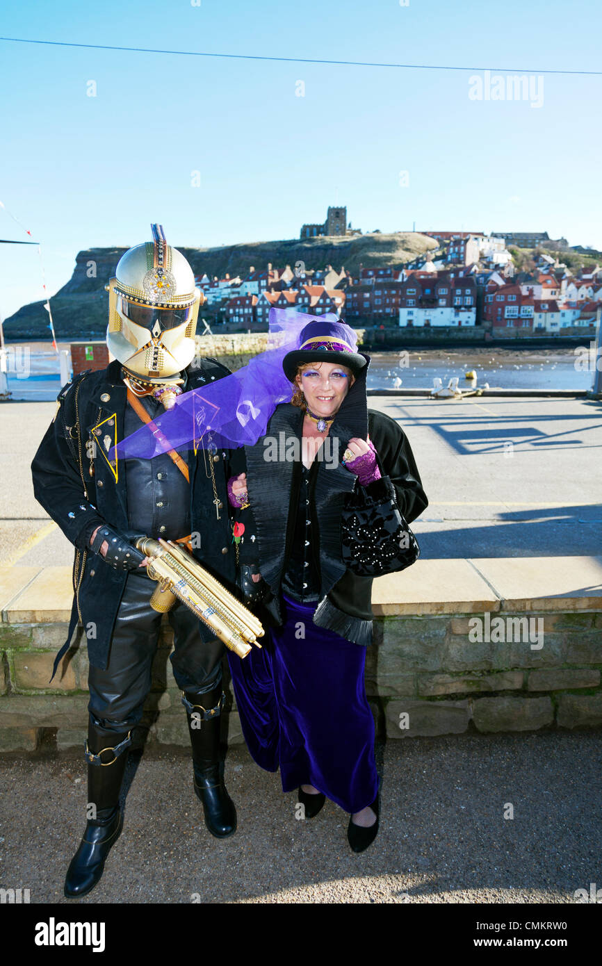 Whitby, Regno Unito. 3 Novembre, 2013. Goti a Whitby Goth Weekend domenica 03/11/2013. Fondata da Jo Hampshire nel 1994, l'evento a Whitby, North Yorkshire, Regno Unito Inghilterra riunisce goti e emos a questo iconico della destinazione di Dracular per la musica, ballare e bere. Credito: Paul Thompson/Alamy Live News Foto Stock Whitby, Regno Unito. 3 Novembre, 2013. Goti a Whitby Goth Weekend domenica 03/11/2013. Fondata da Jo Hampshire nel 1994, l'evento a Whitby, North Yorkshire, Regno Unito Inghilterra riunisce goti e emos a questo iconico della destinazione di Dracular per la musica, ballare e bere. Credito: Paul Thompson/Alamy Live News Foto Stock